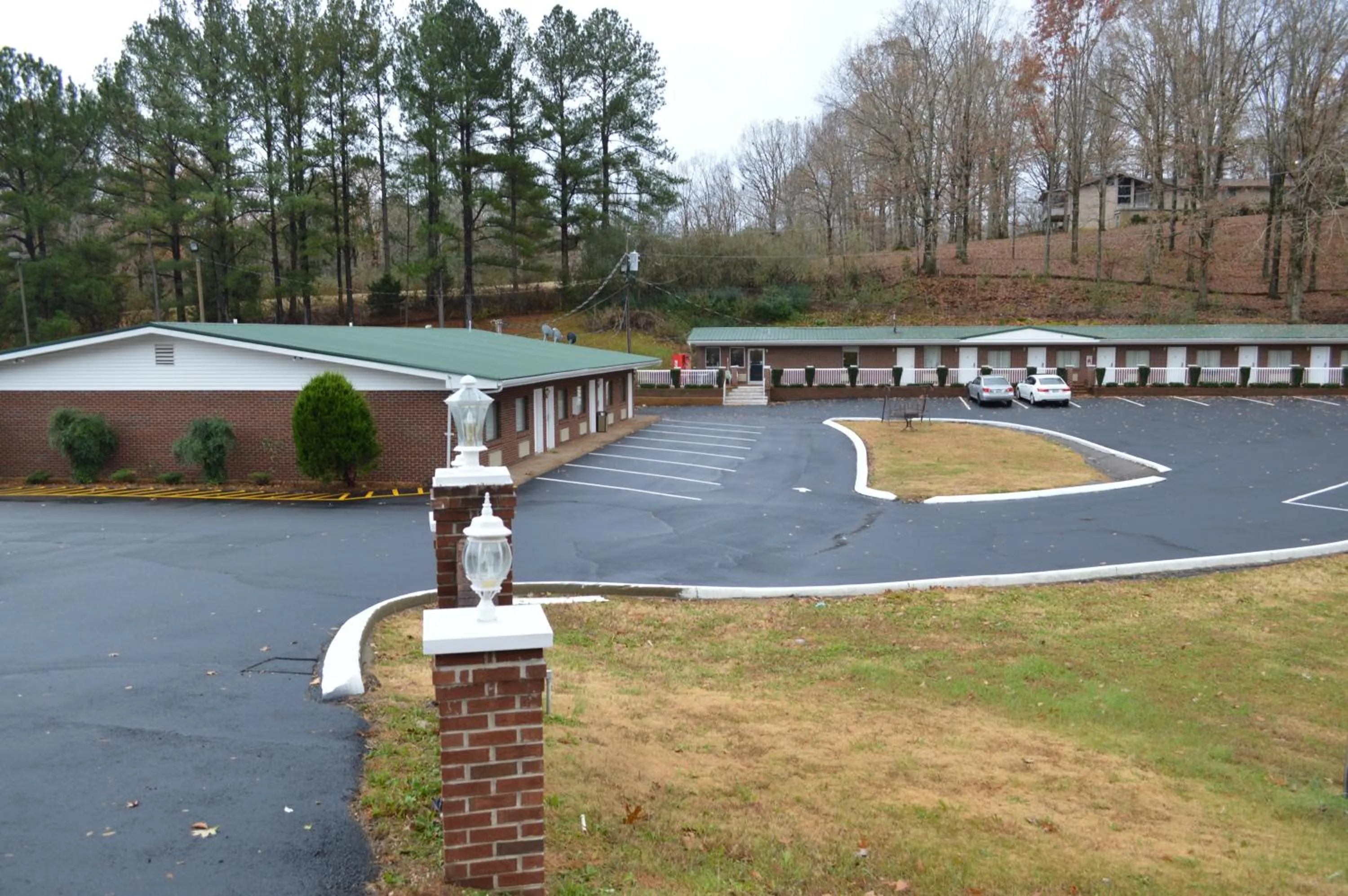 Property building in Pinetree Inn