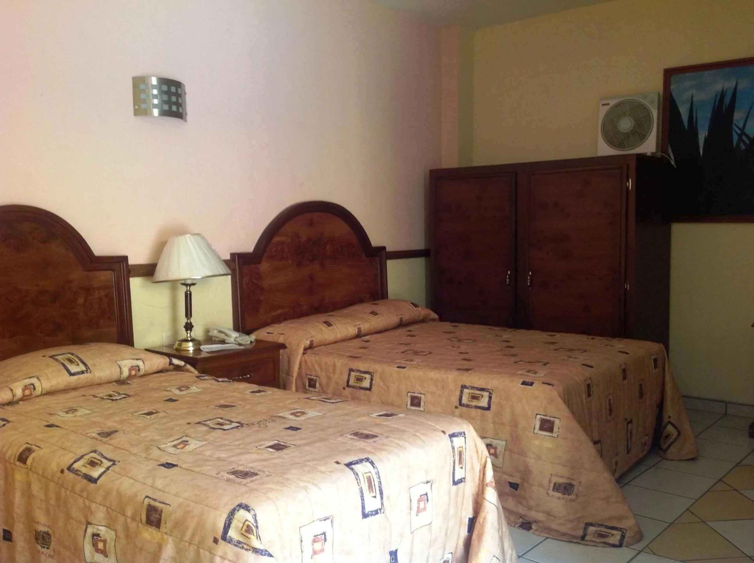 Photo of the whole room in Plaza Jardin