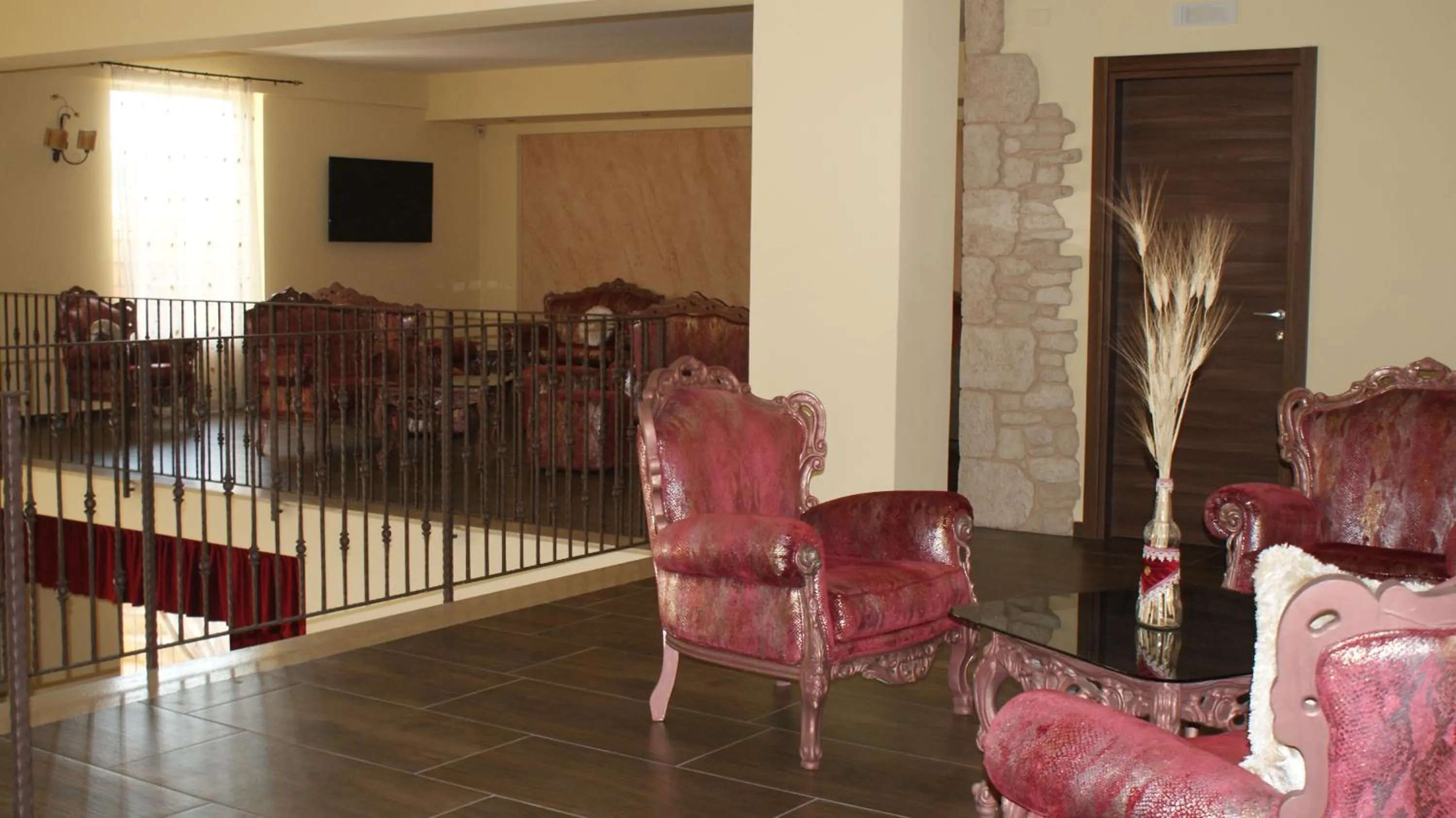 Communal lounge/ TV room in Mimí Hotel