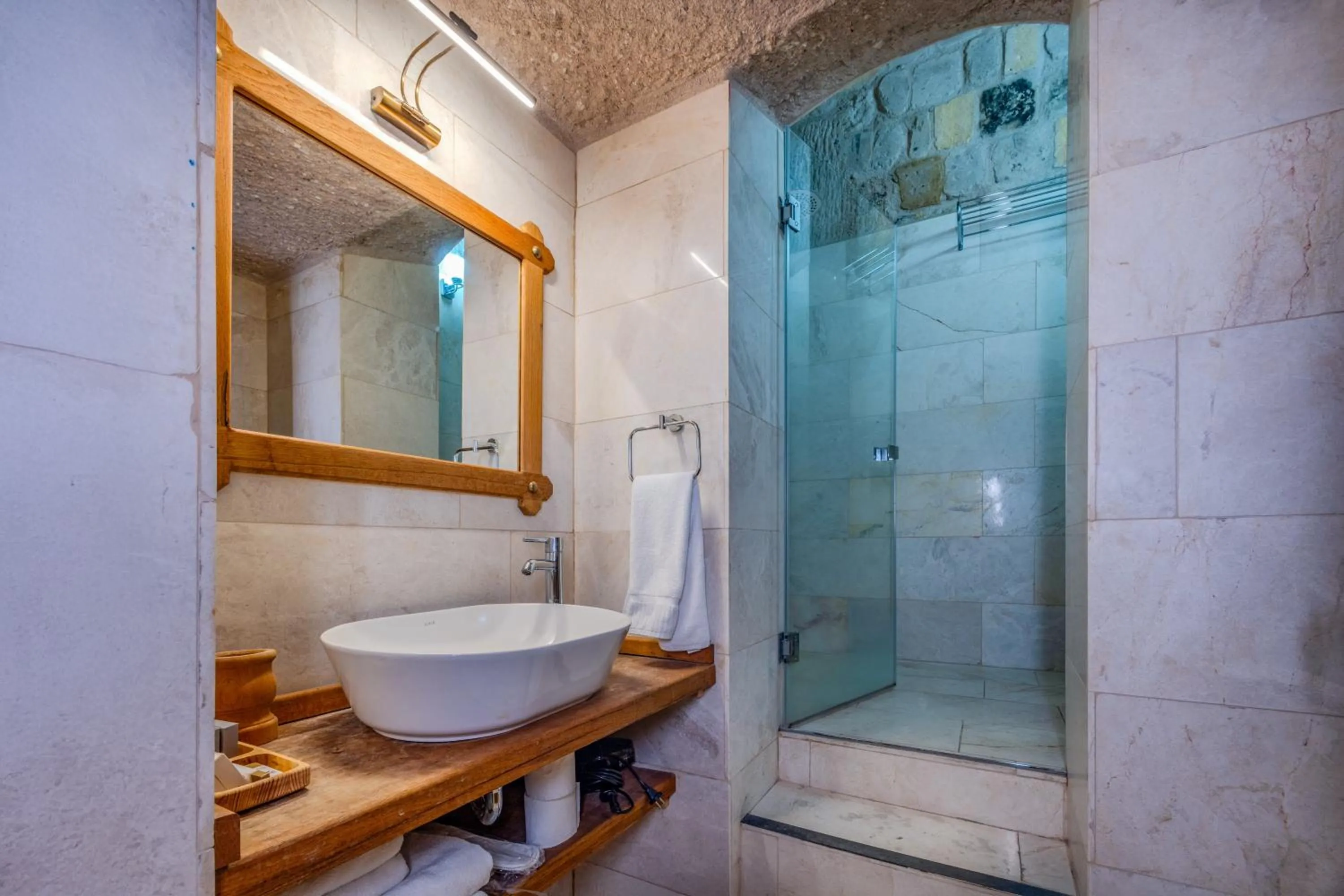 Shower in Vasıl Cave Hotel