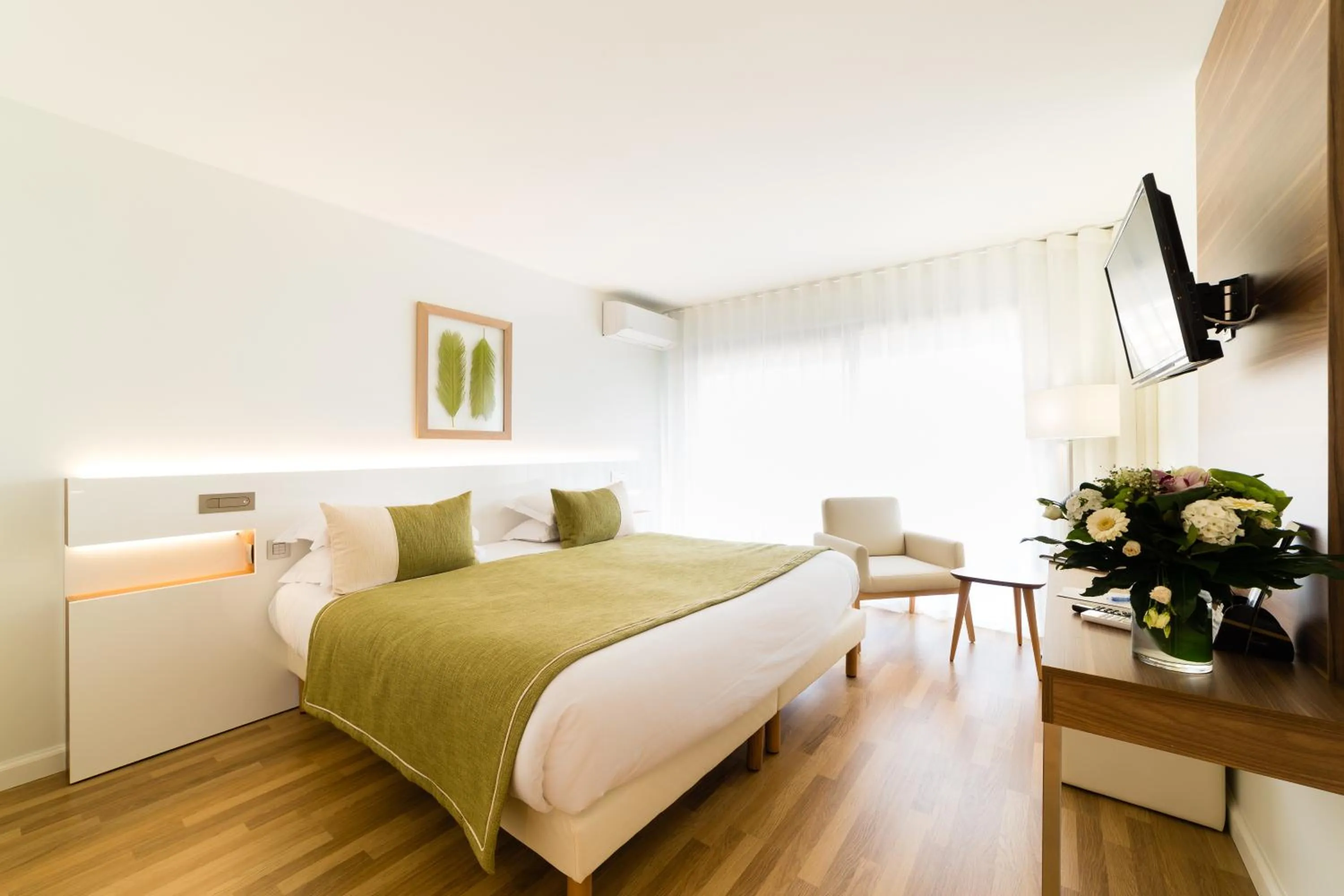 Photo of the whole room, Bed in Hôtel Hélios