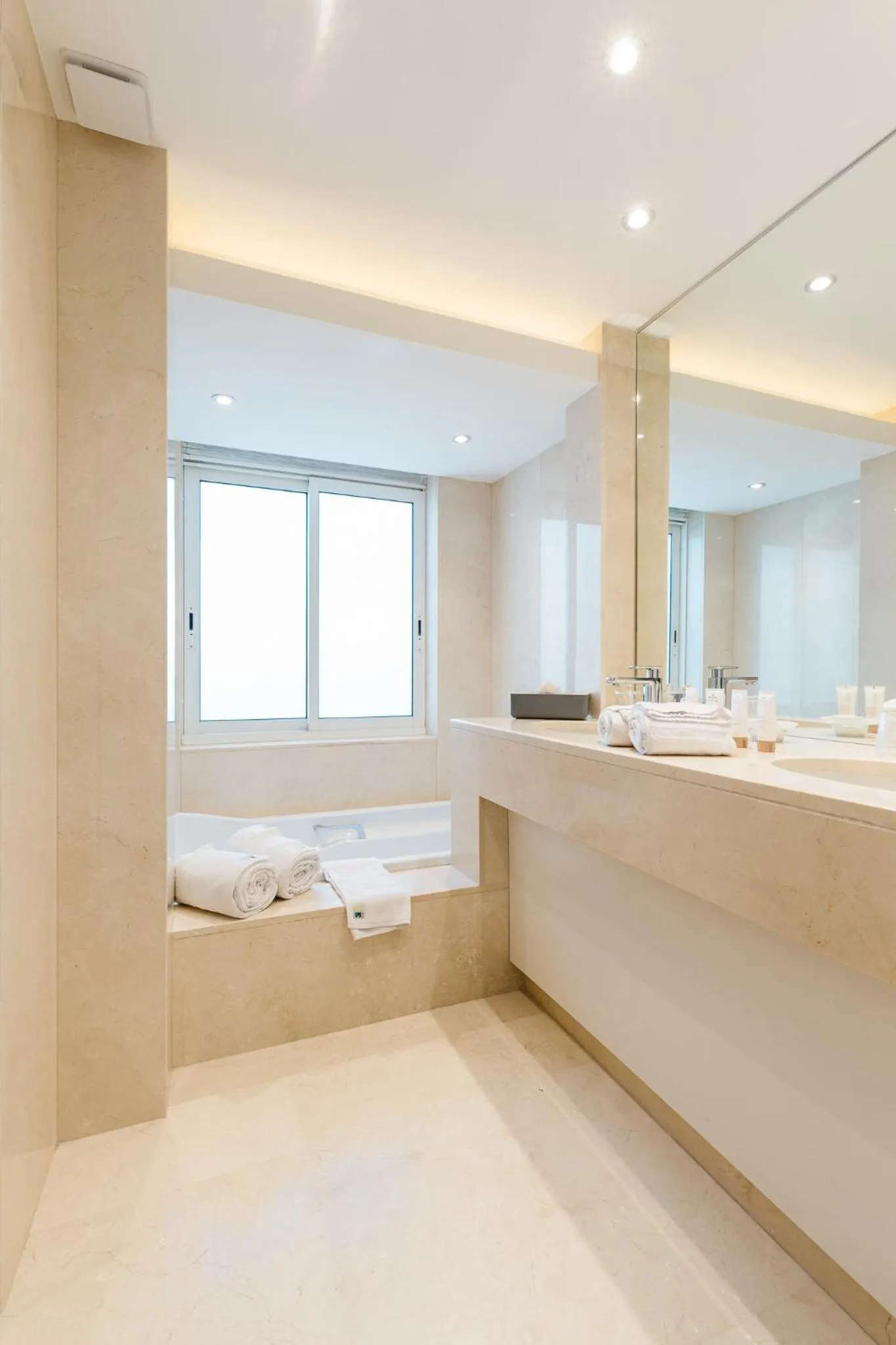 Bathroom, Bed in Hôtel Hélios