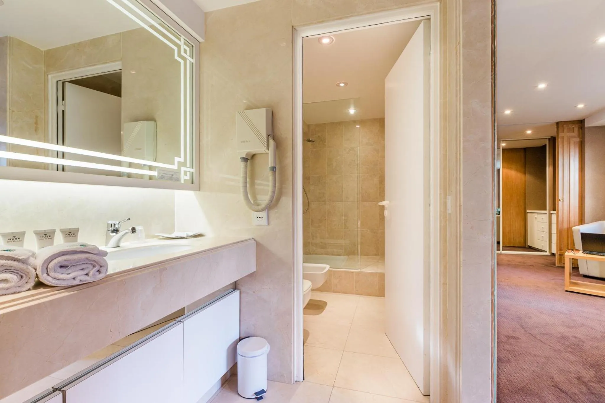 Bathroom in Hôtel Hélios