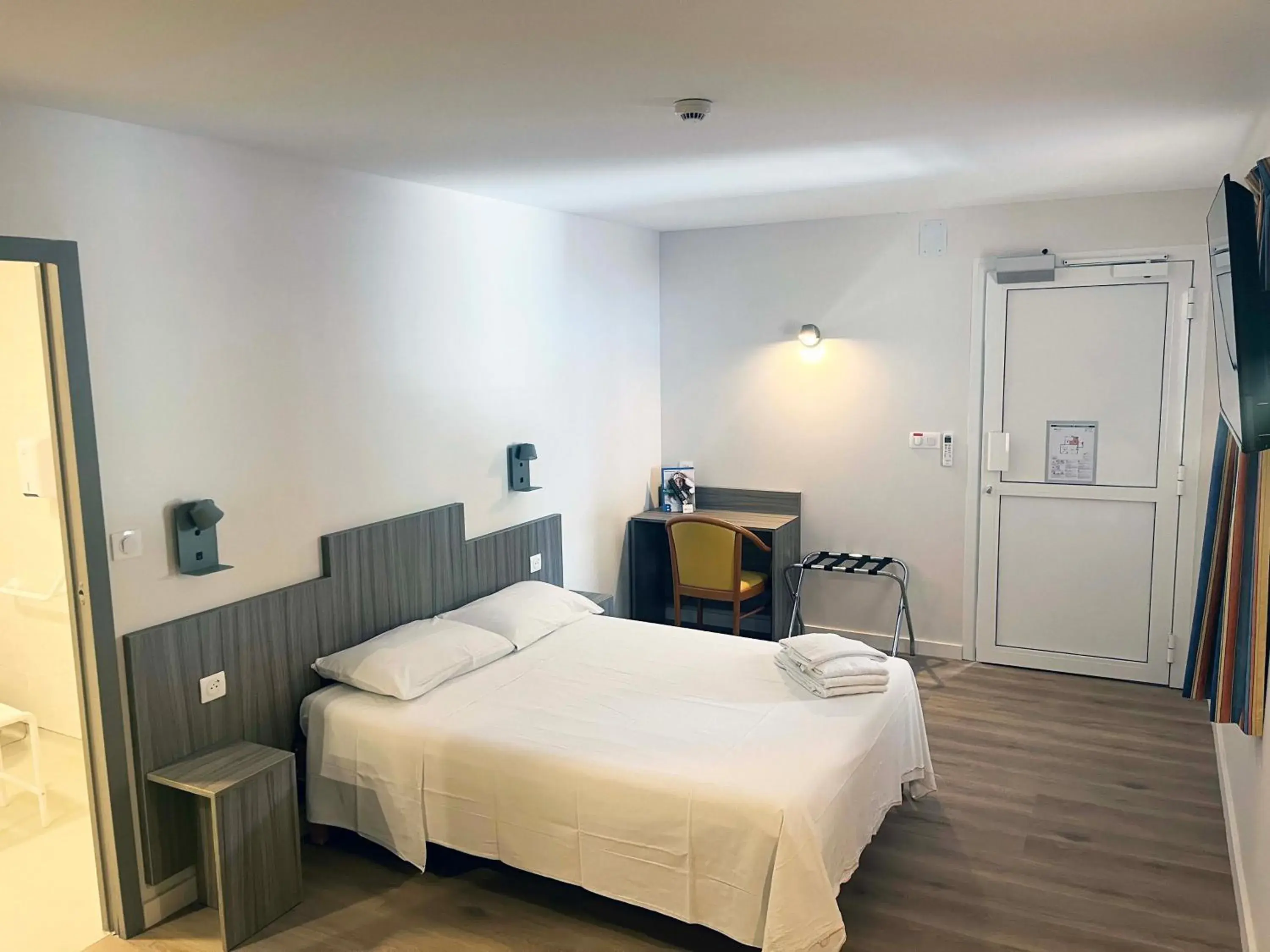 Standard Triple Room - 1 Double Bed + 1 Single Bed in Brit Hotel Essentiel Millau Standard Triple Room - 1 Double Bed + 1 Single Bed in Brit Hotel Essentiel Millau