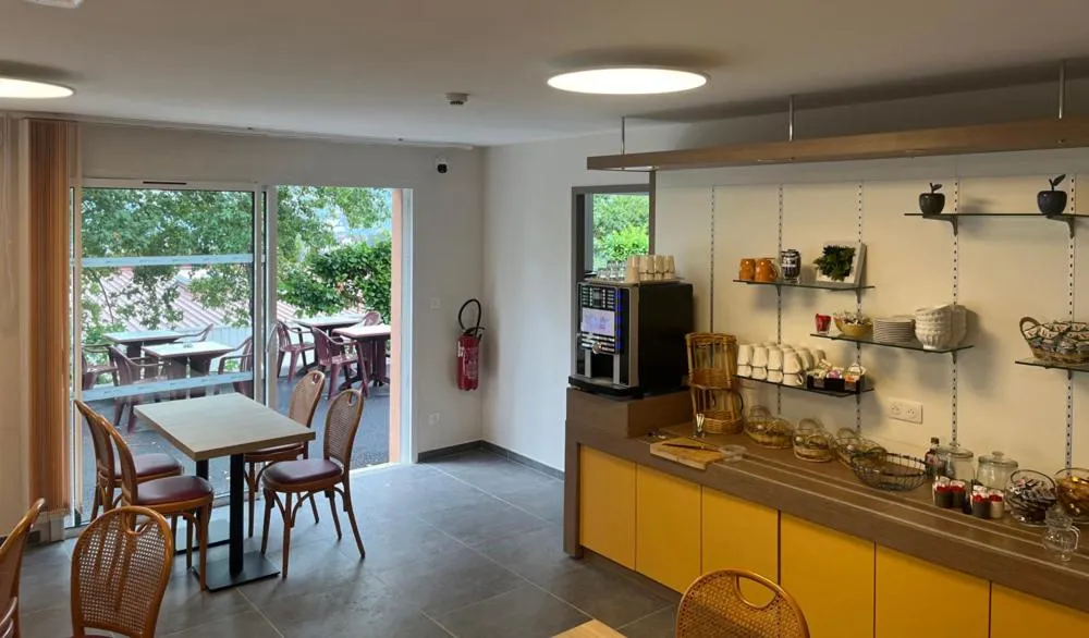 Restaurant/places to eat in Brit Hotel Essentiel Millau