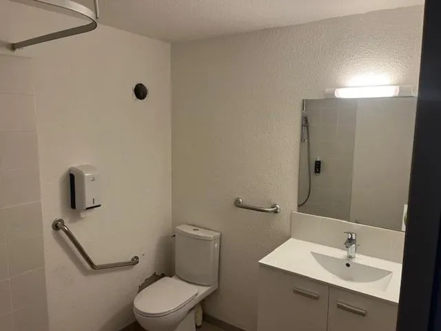 Bathroom in Brit Hotel Essentiel Millau