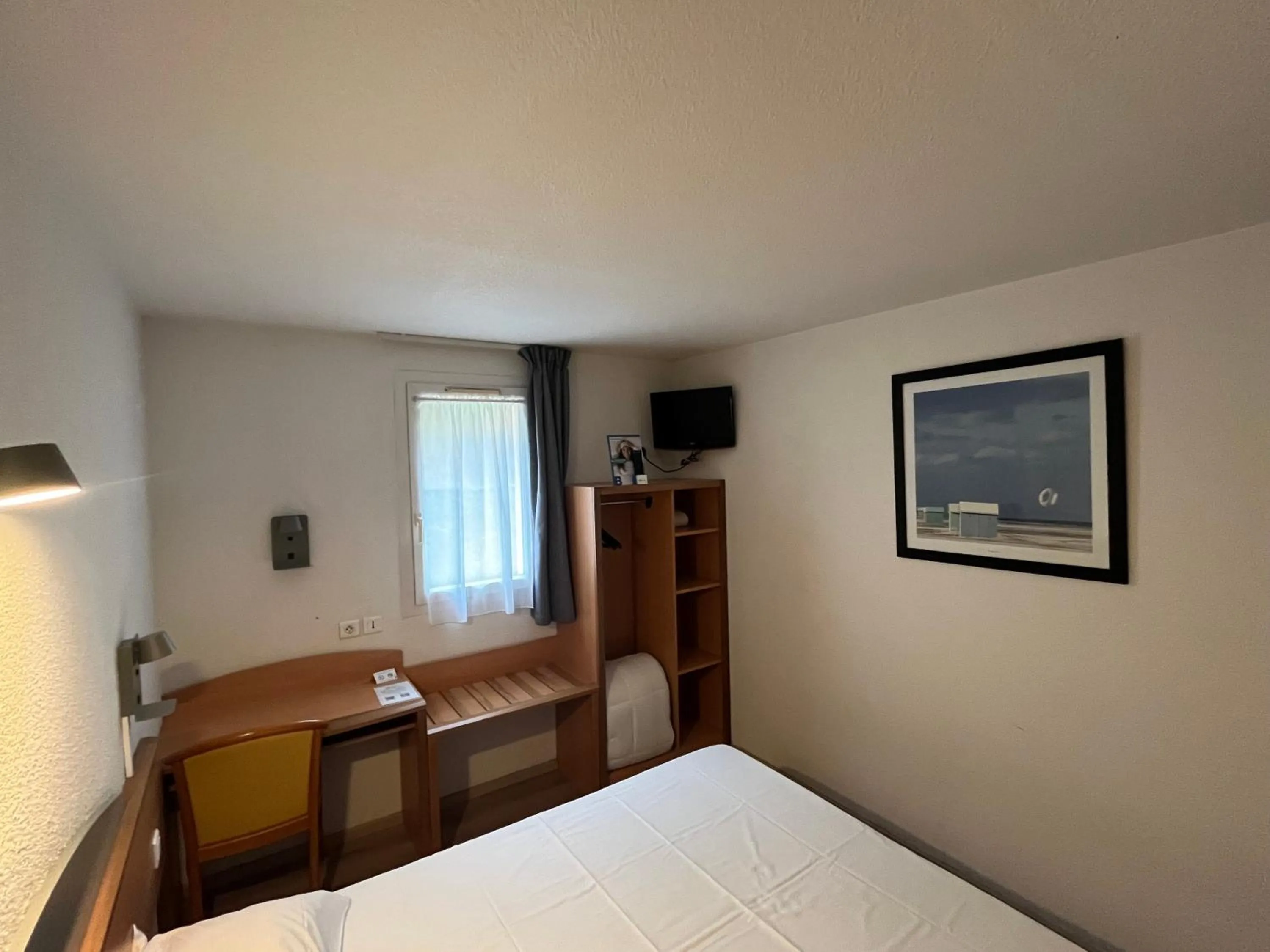 Bedroom, Bed in Brit Hotel Essentiel Millau