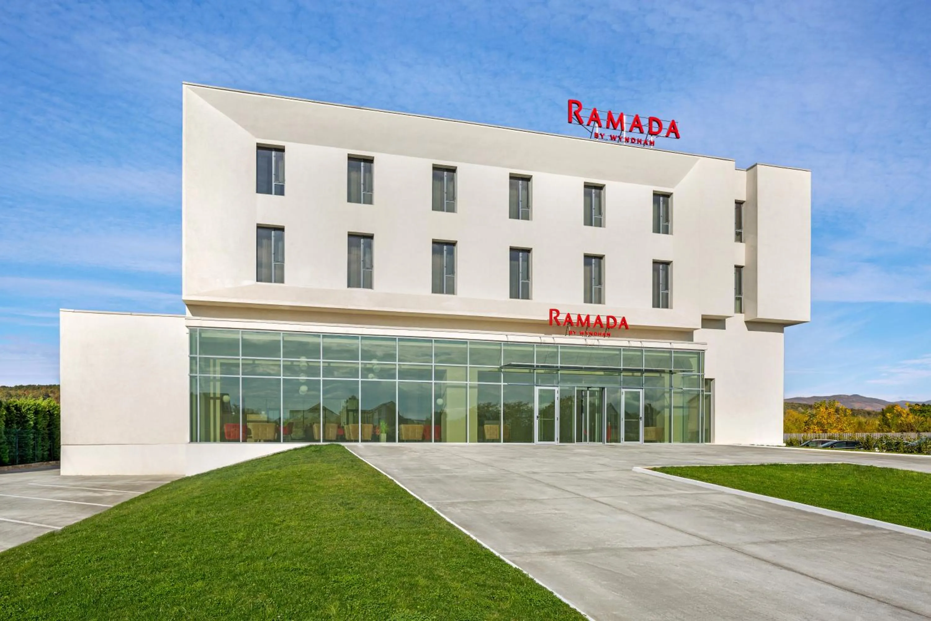 Facade/entrance in Ramada by Wyndham Targu Jiu