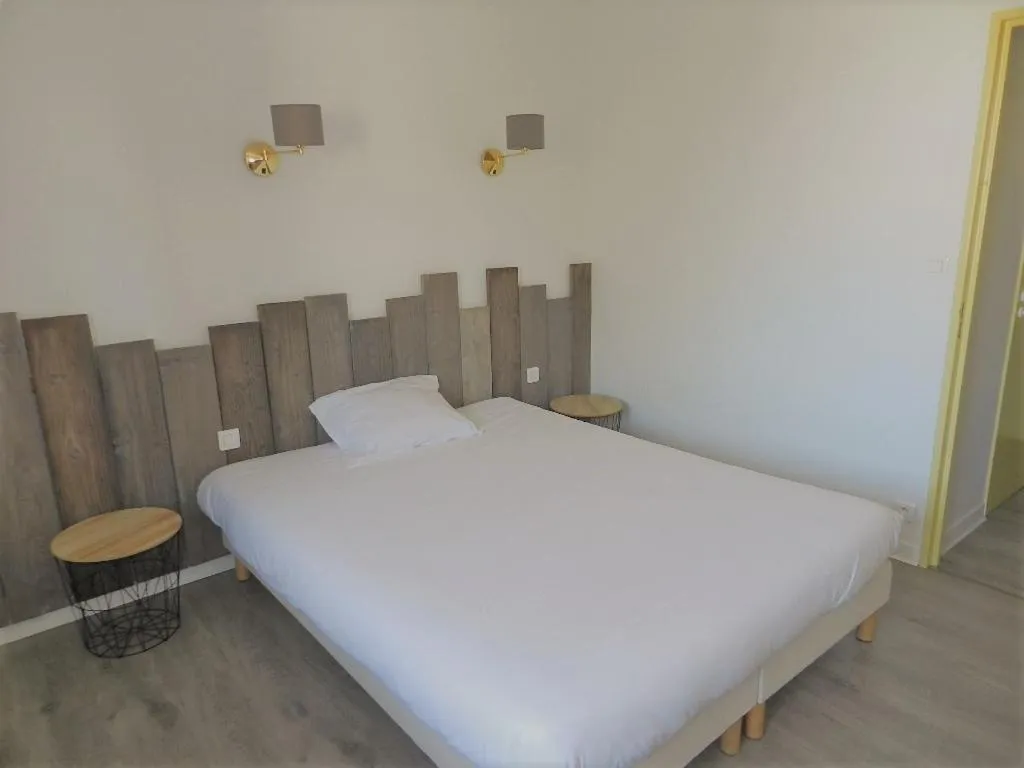 Photo of the whole room in Logis Les Provinciales