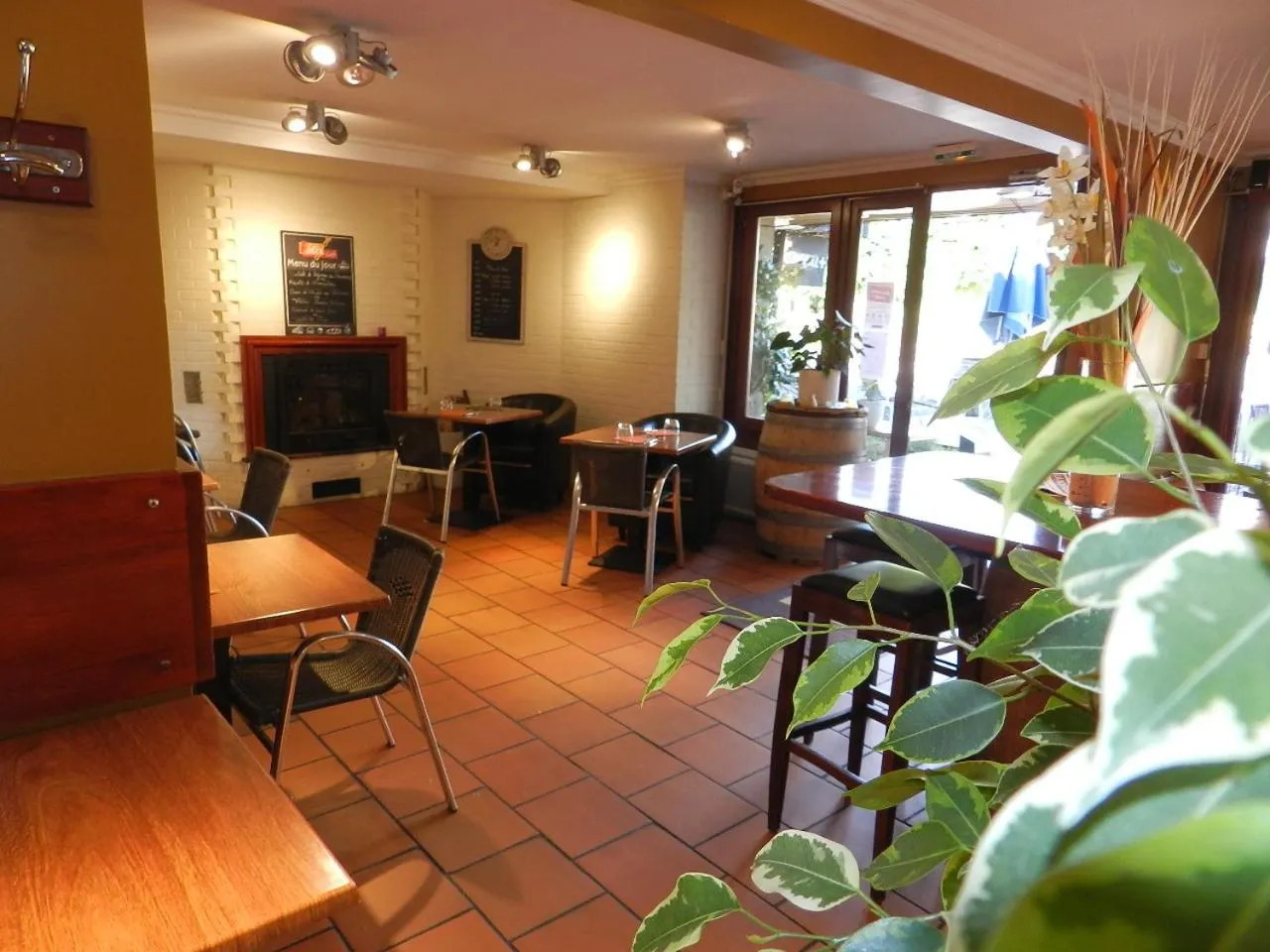 Restaurant/places to eat in Logis Les Provinciales