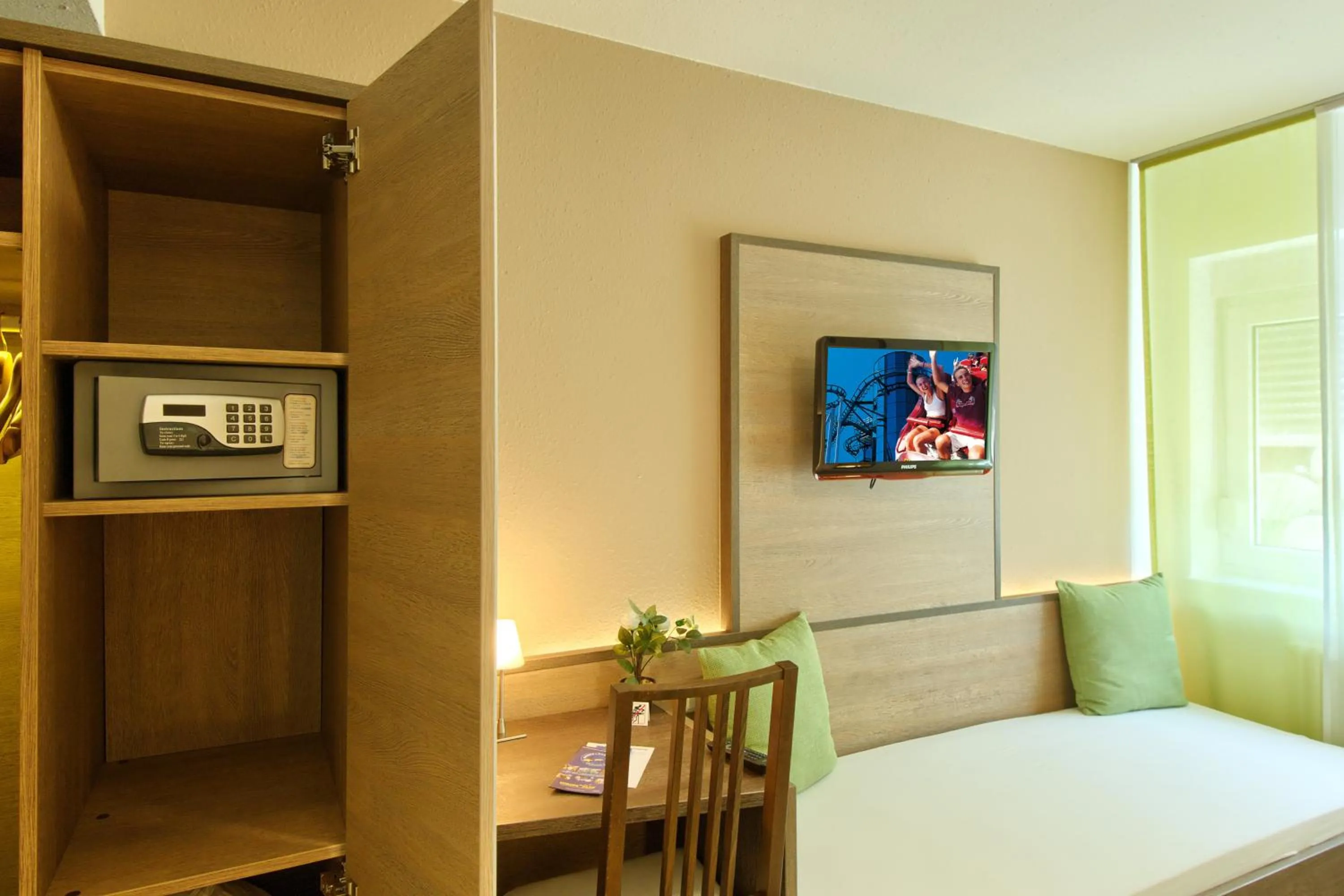 Seating area, Bed in Hotel Mythos