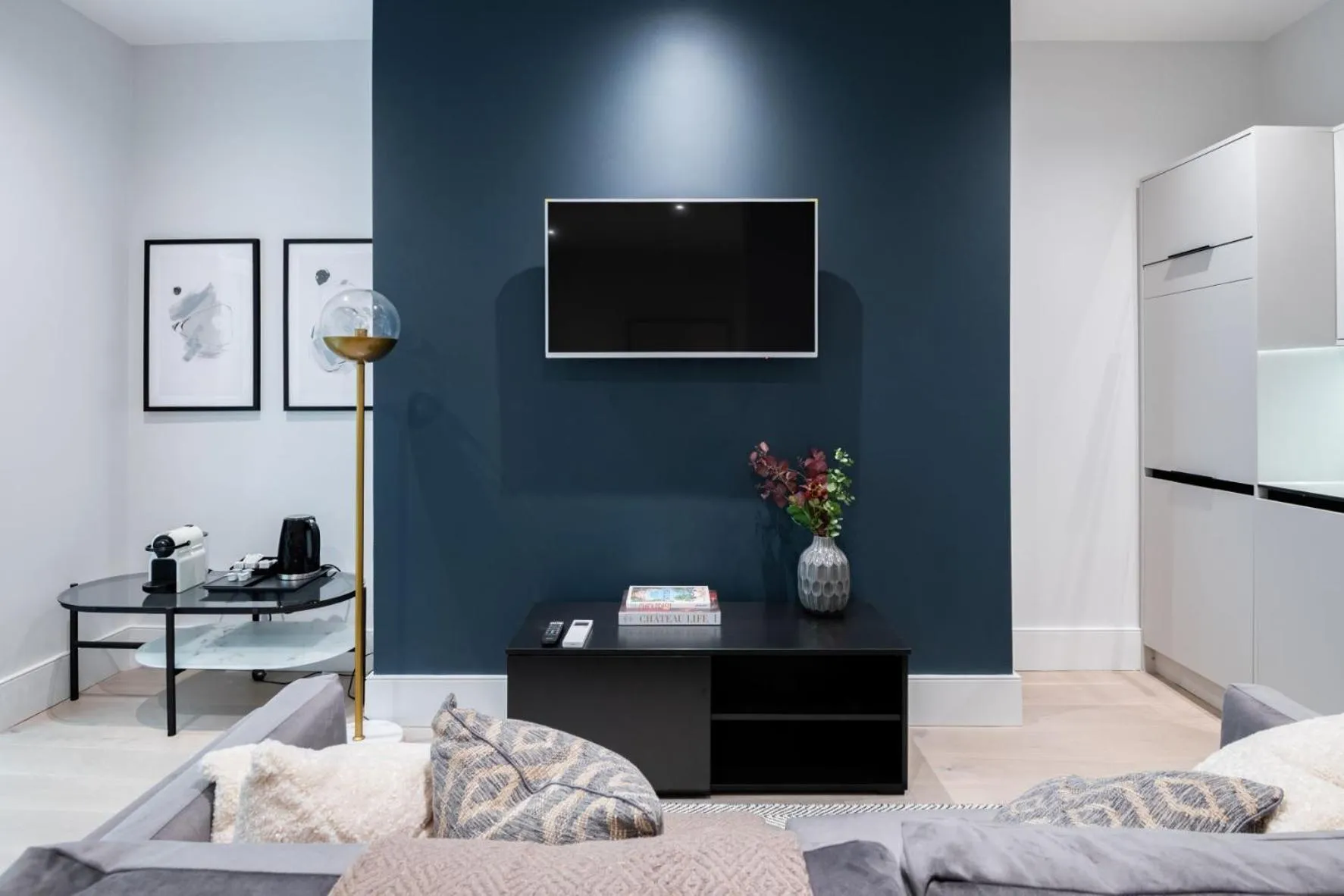 TV and multimedia in No. 2 Queensberry Place by Stayo