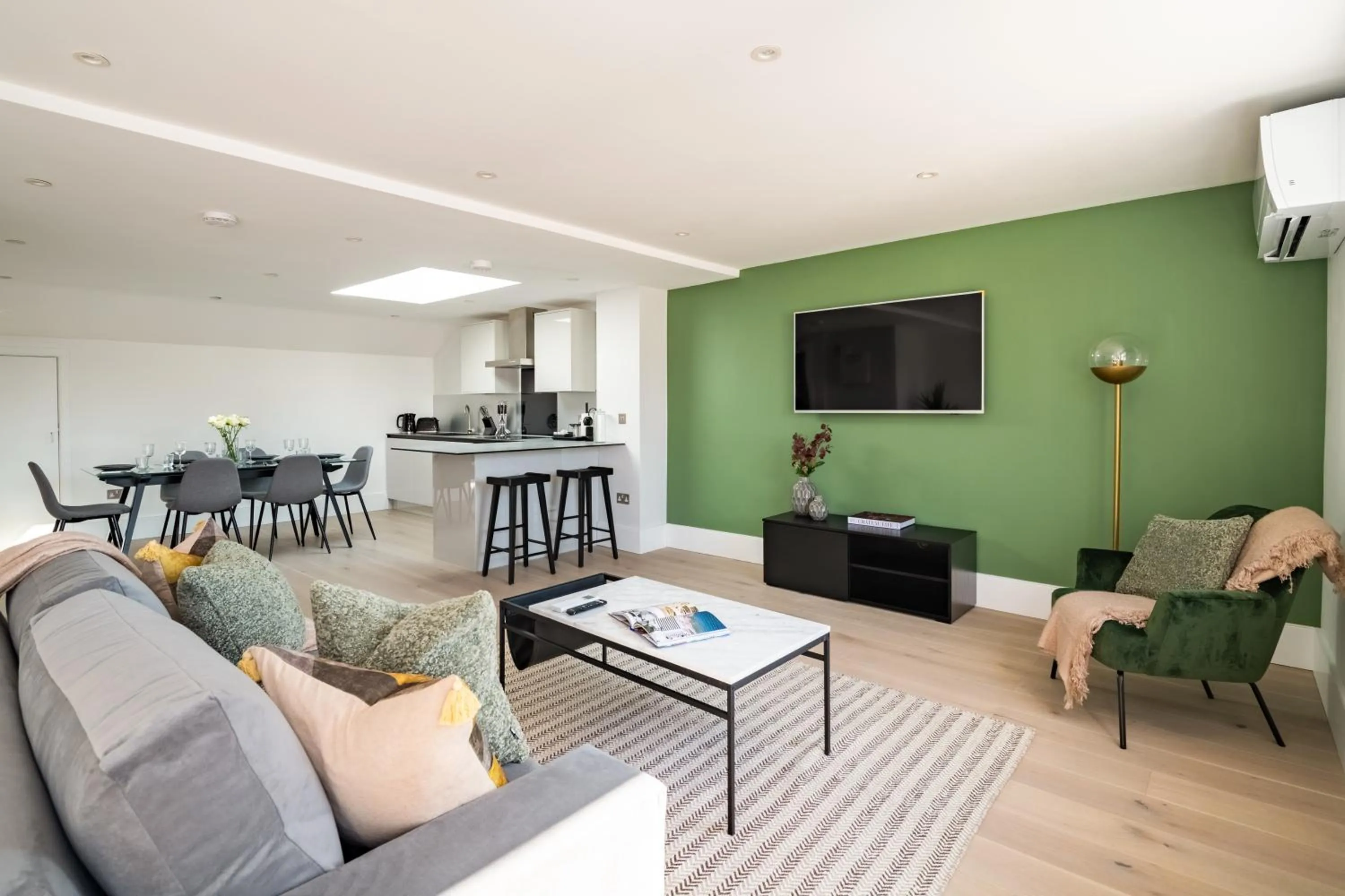 Photo of the whole room in No. 2 Queensberry Place by Stayo