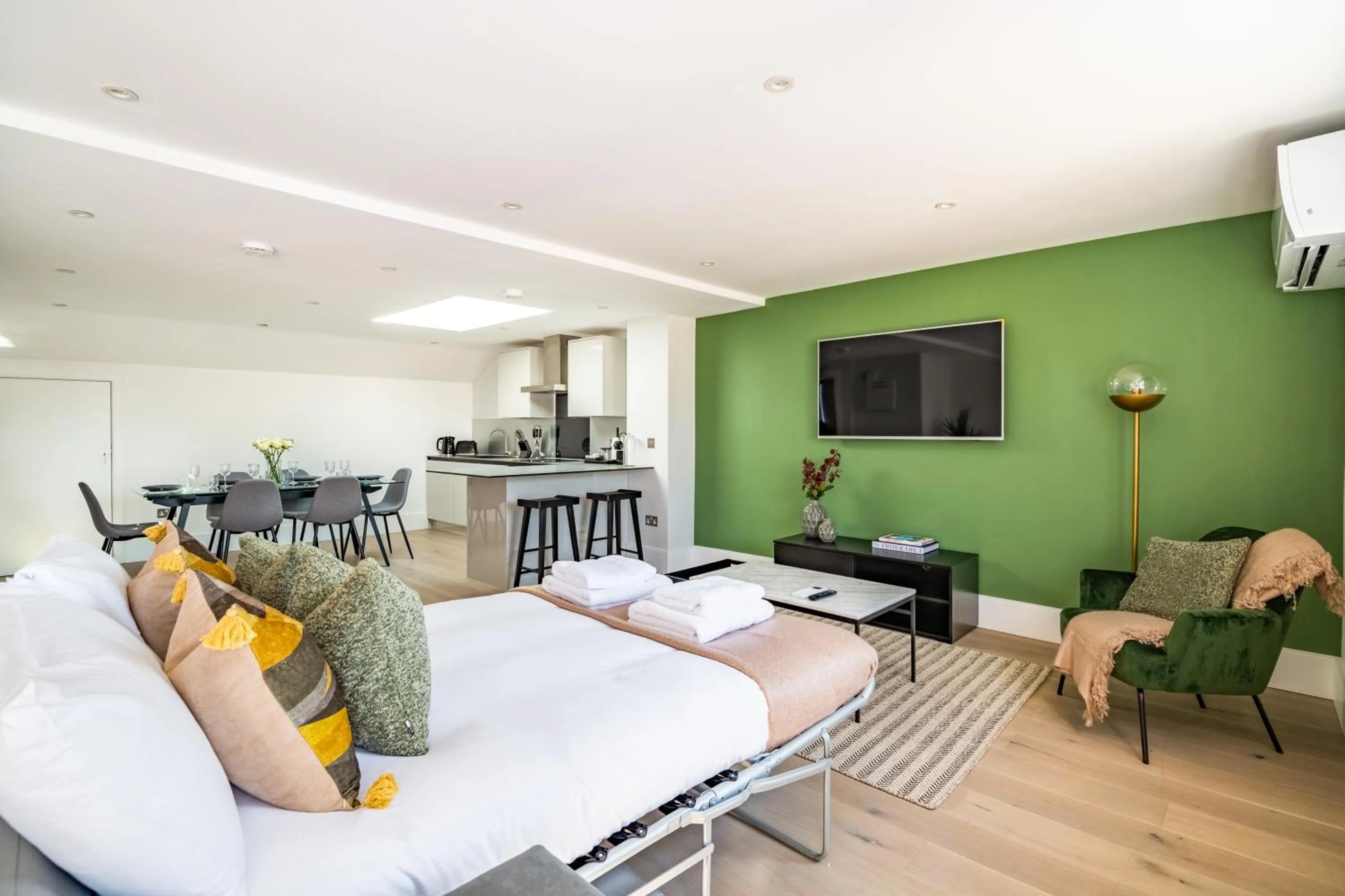 Photo of the whole room in No. 2 Queensberry Place by Stayo