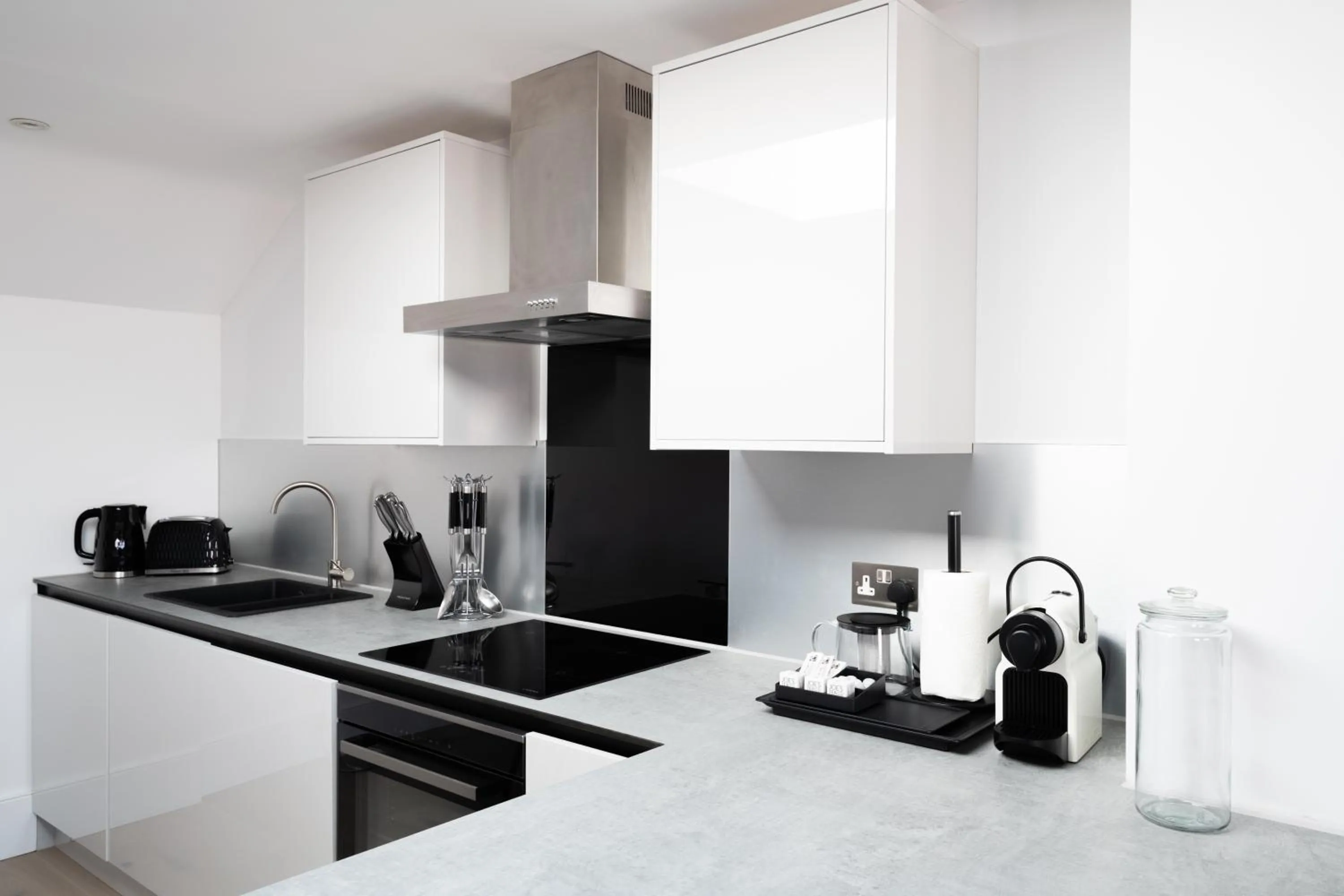 Kitchen or kitchenette in No. 2 Queensberry Place by Stayo