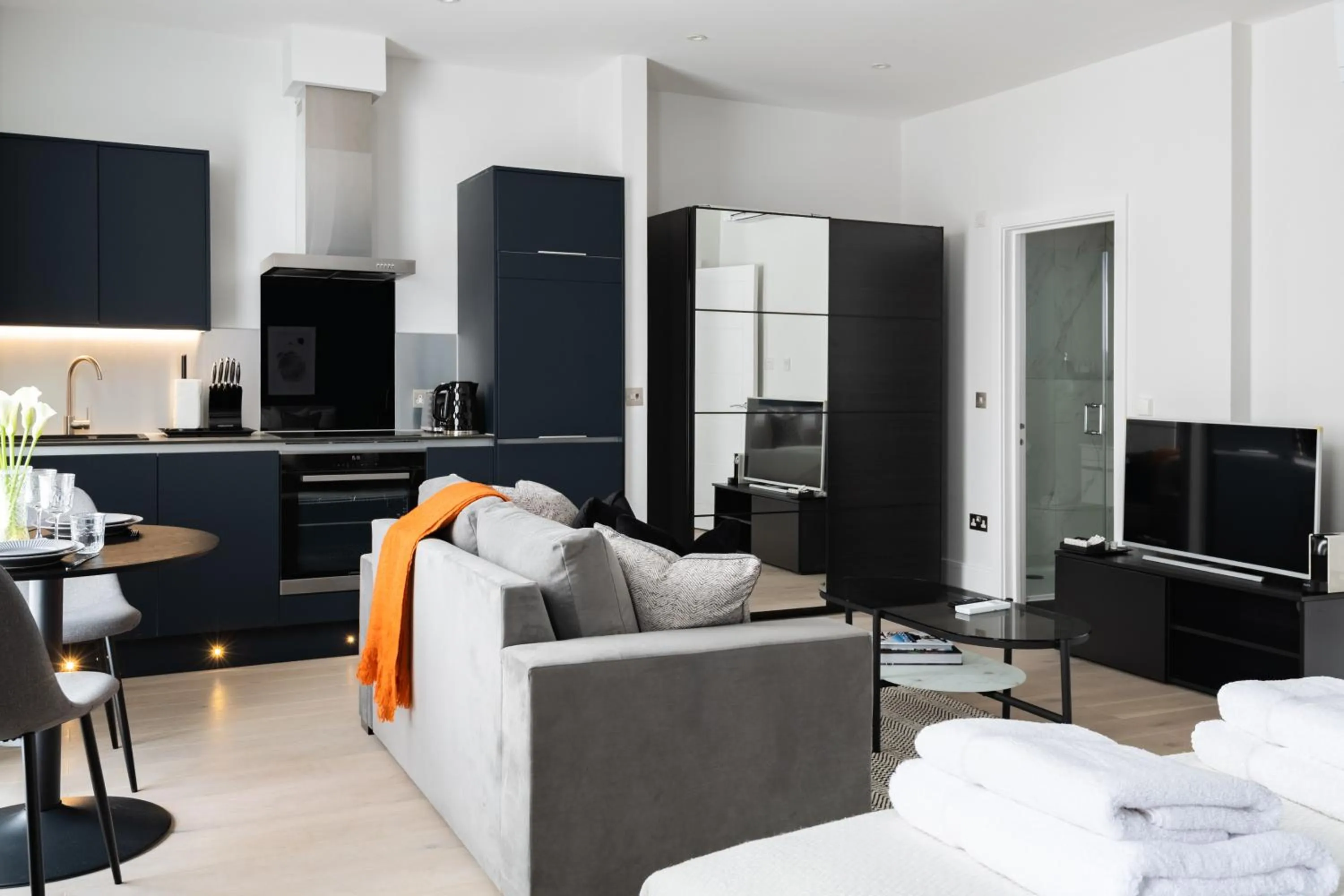 TV and multimedia in No. 2 Queensberry Place by Stayo