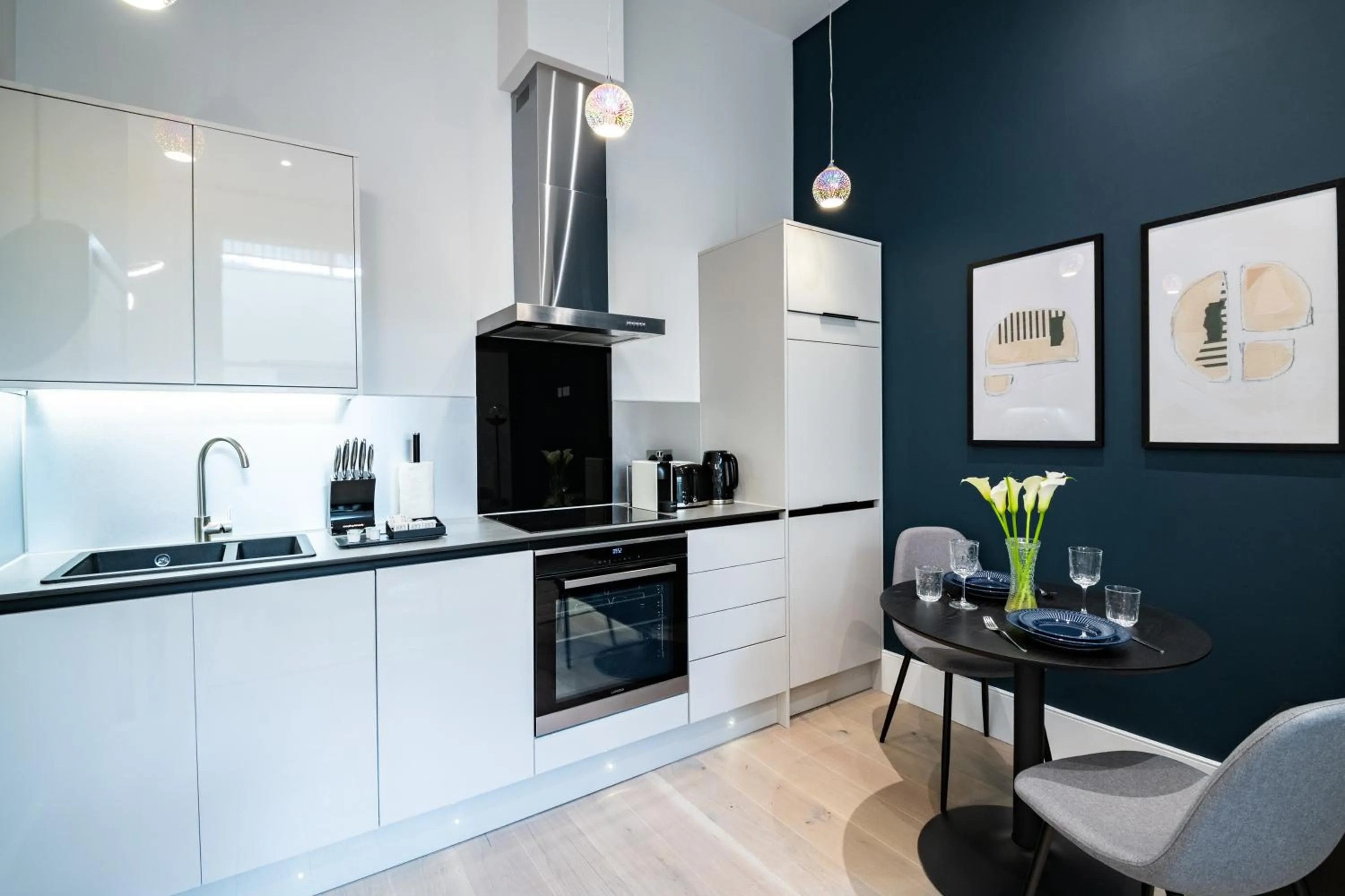 Kitchen or kitchenette in No. 2 Queensberry Place by Stayo
