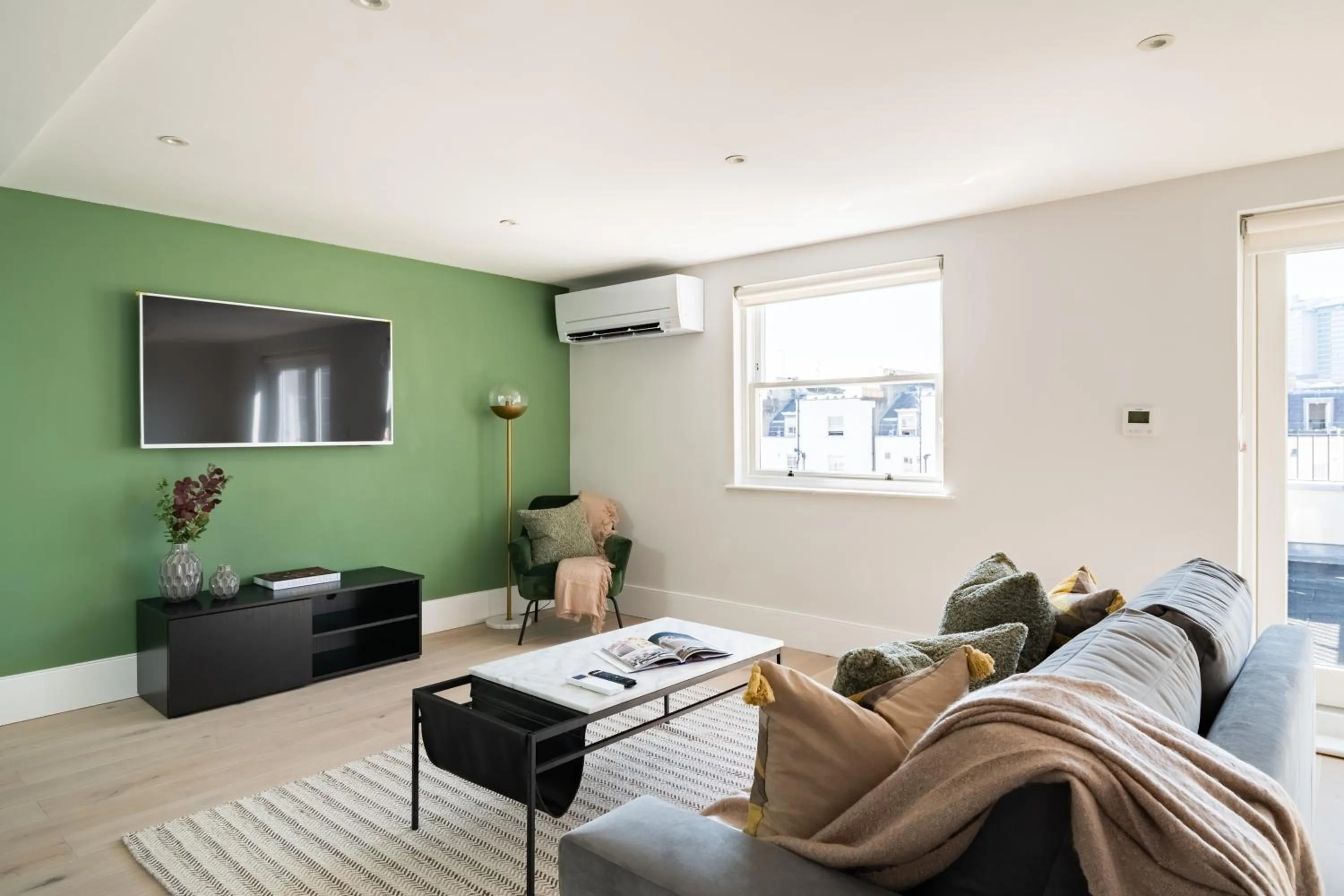 TV and multimedia in No. 2 Queensberry Place by Stayo