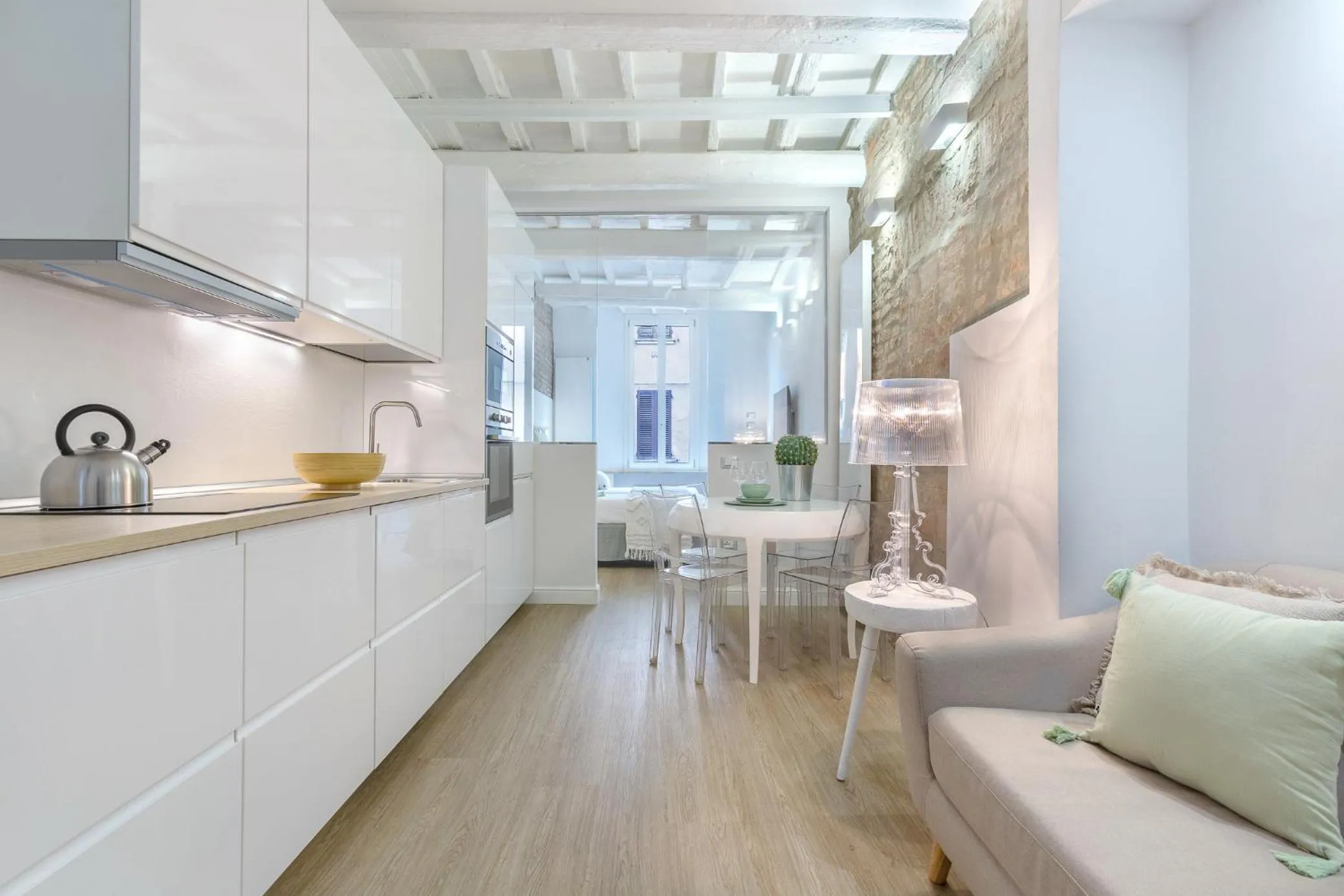 GuestHost - Ferrara Mayr White Apartment