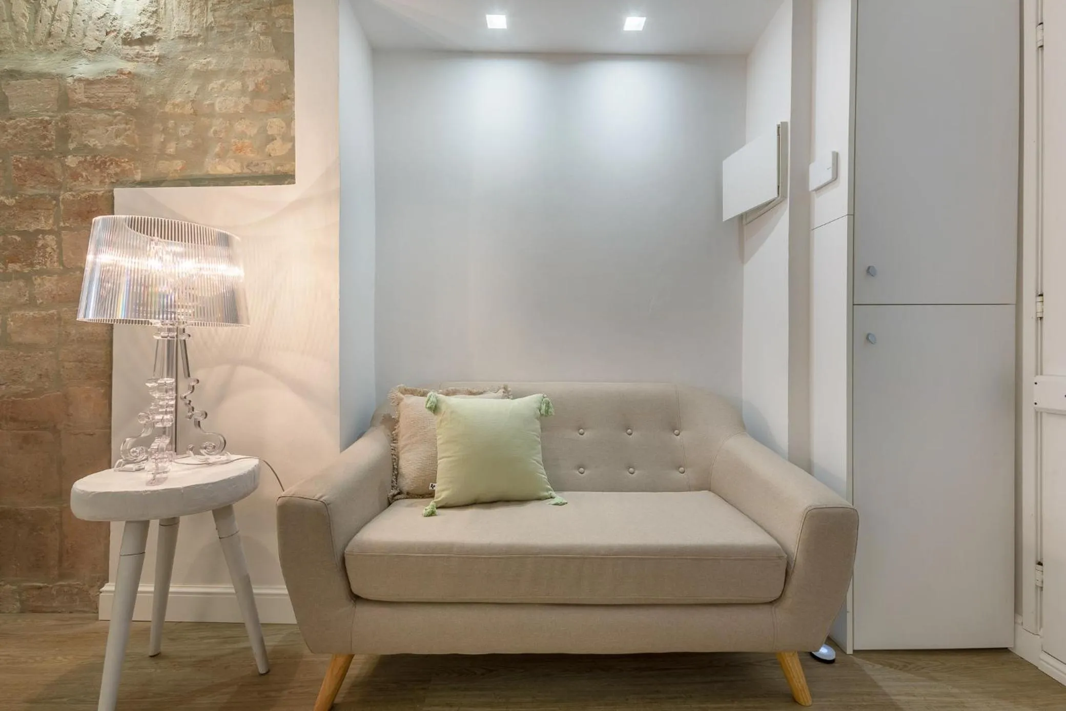 GuestHost - Ferrara Mayr White Apartment
