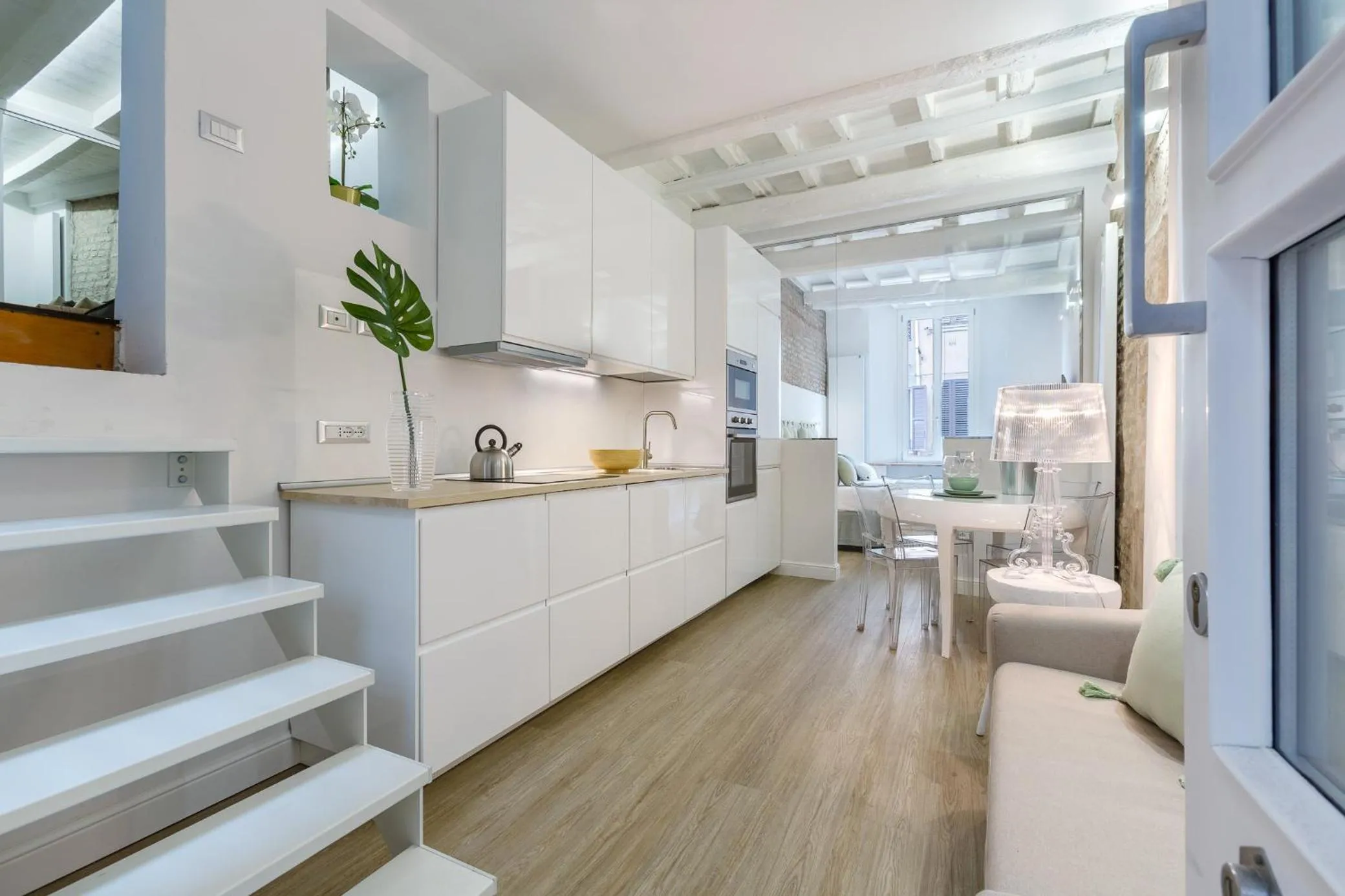 GuestHost - Ferrara Mayr White Apartment