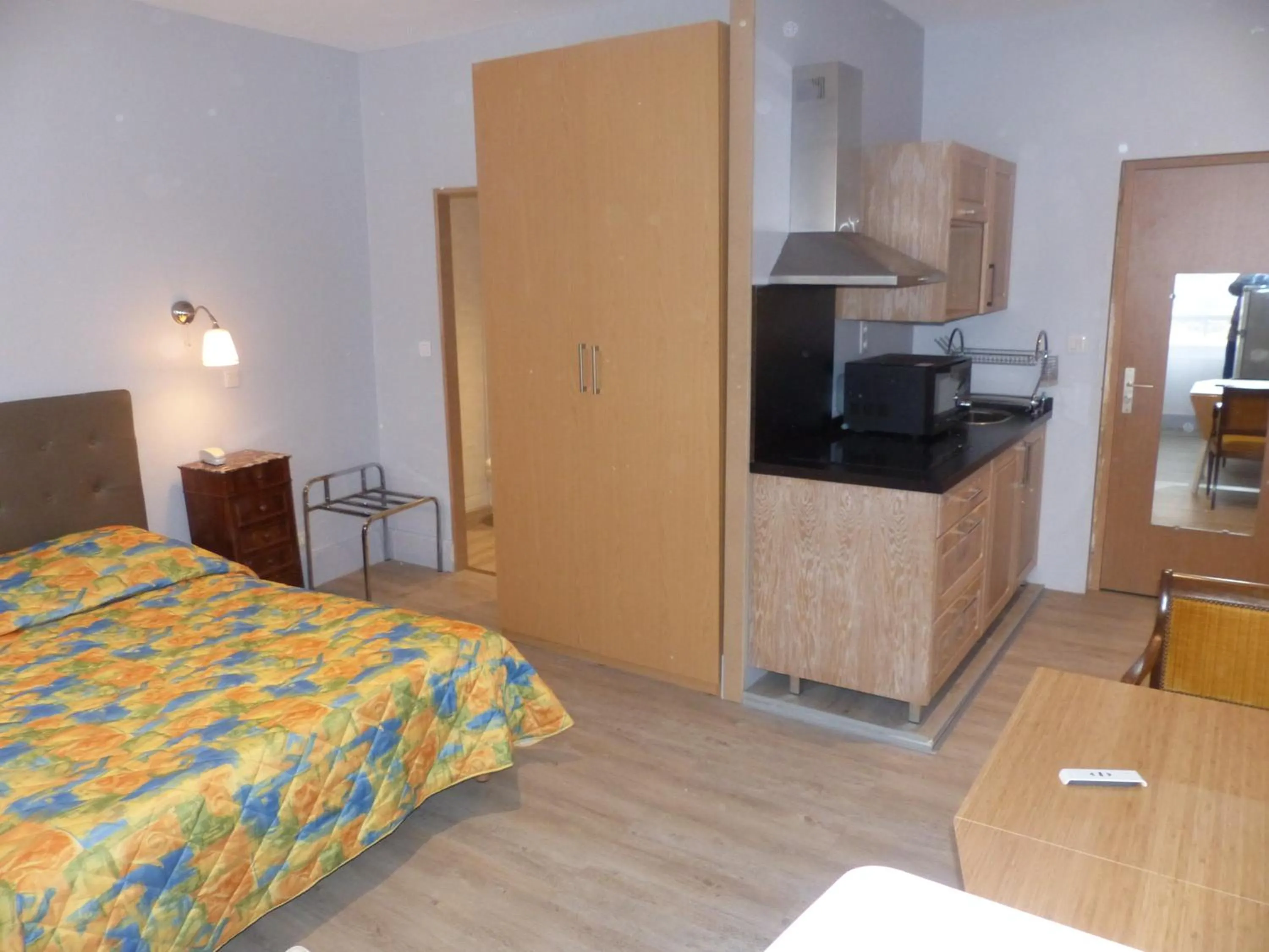 Coffee/tea facilities, Bed in Hôtel des Thermes