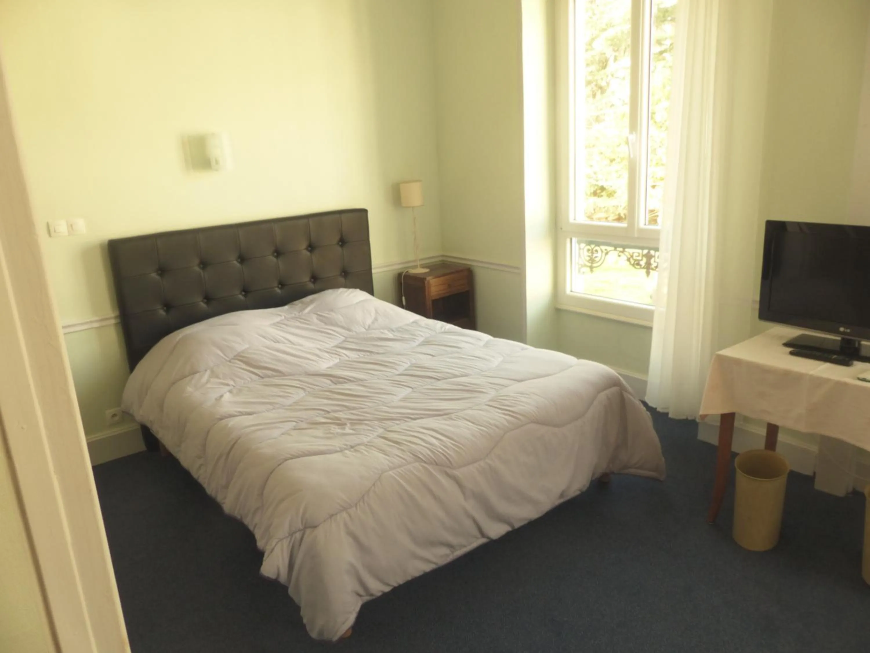 Bed in Hôtel des Thermes