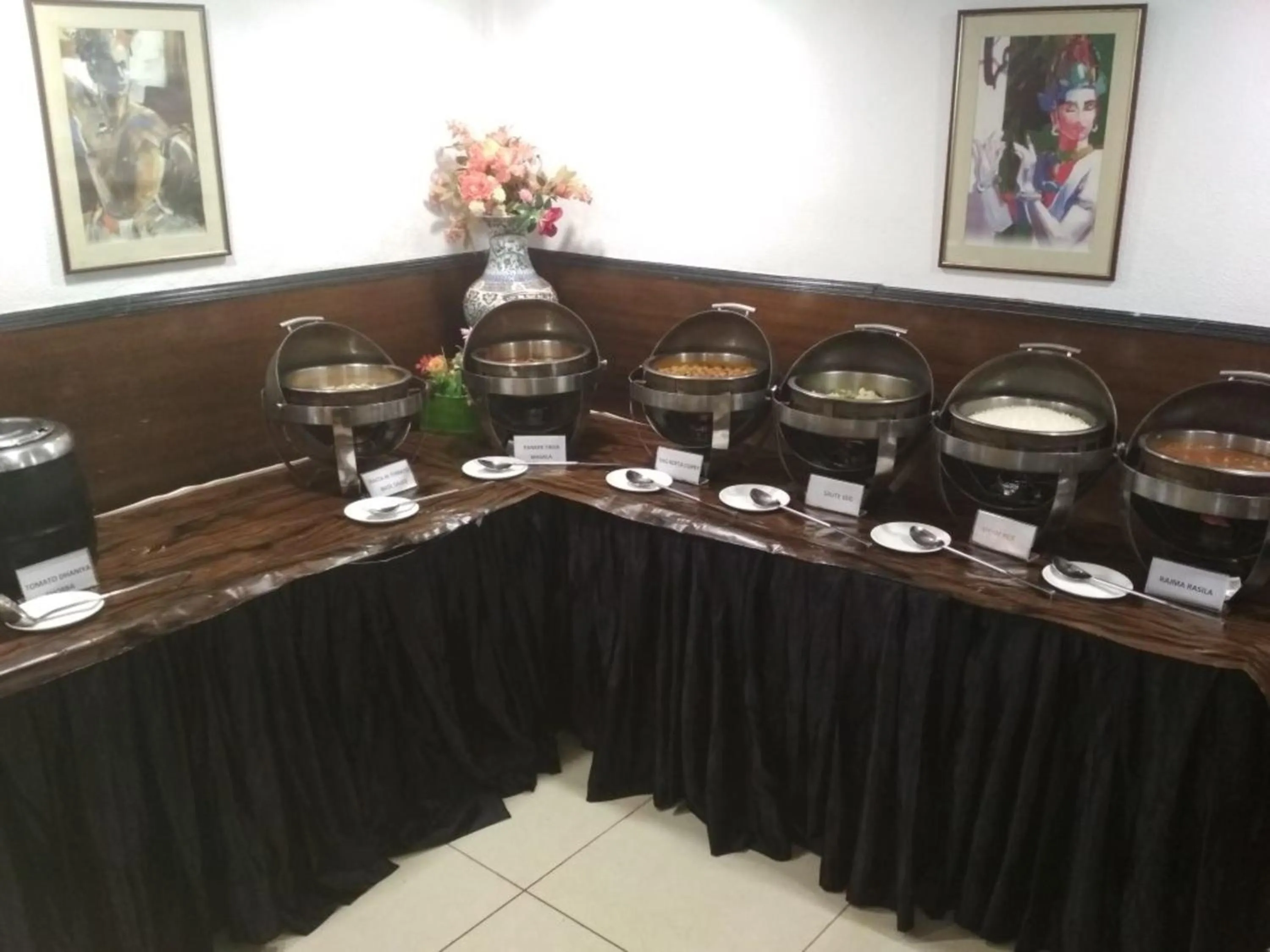 Restaurant/places to eat in De Vivendi Resorts, Manali with 35000 Sqft Open Lawn