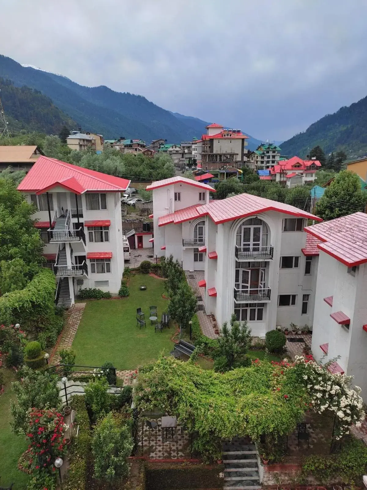 De Vivendi Resorts, Manali with 35000 Sqft Open Lawn De Vivendi Resorts, Manali with 35000 Sqft Open Lawn