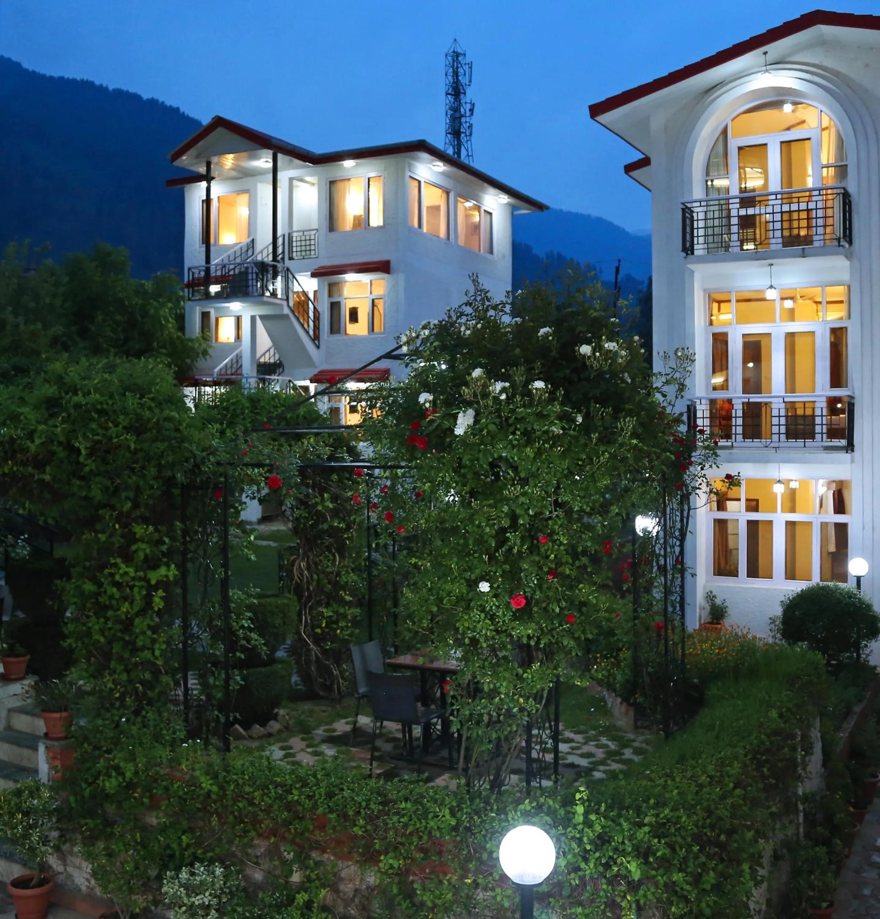Property building in De Vivendi Resorts, Manali with 35000 Sqft Open Lawn