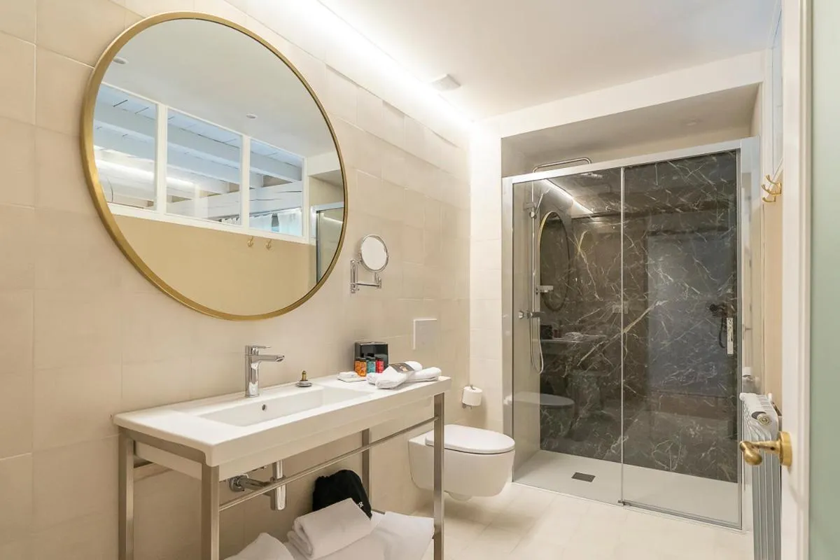 Shower in Hotel Palacio De Luko