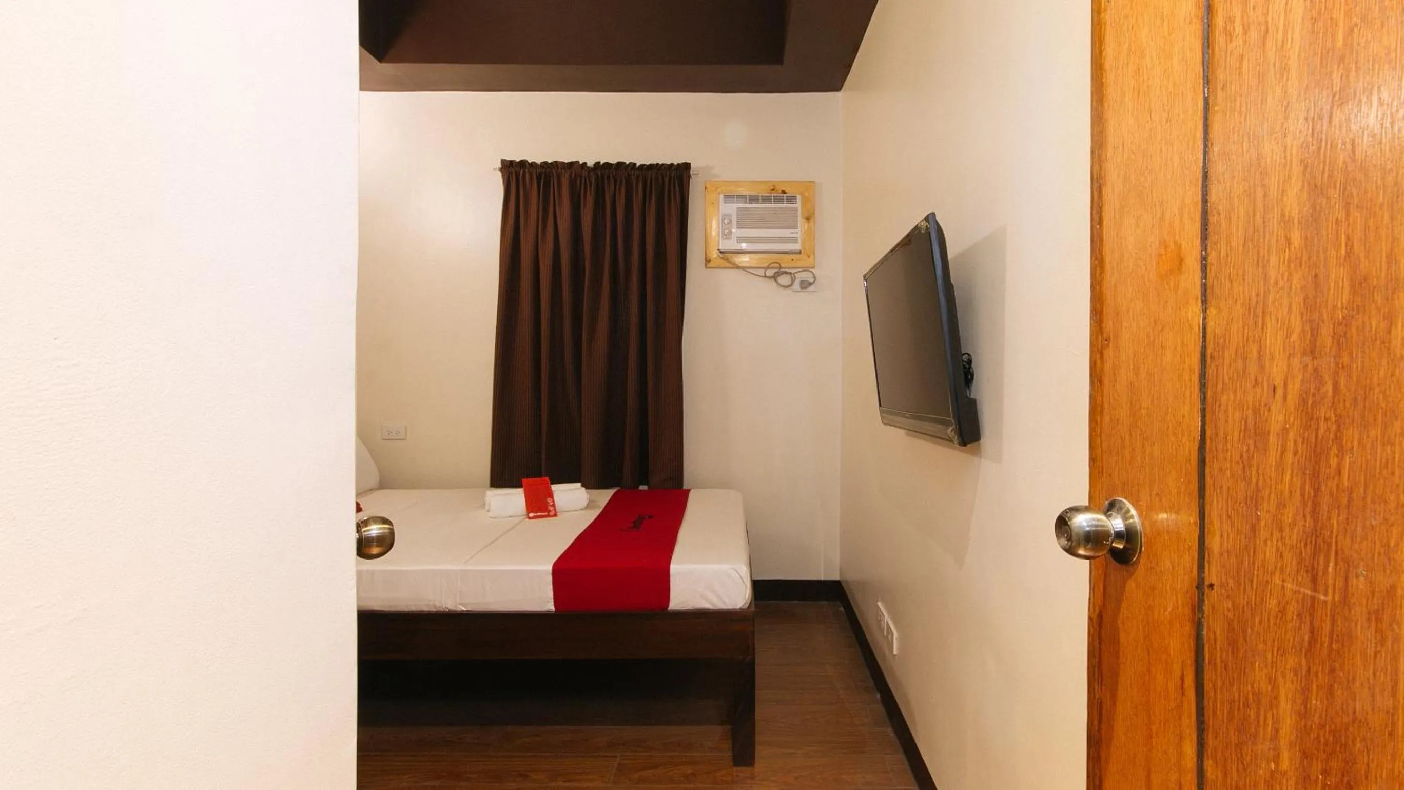 Bedroom, Bed in RedDoorz near EDSA Camp Crame