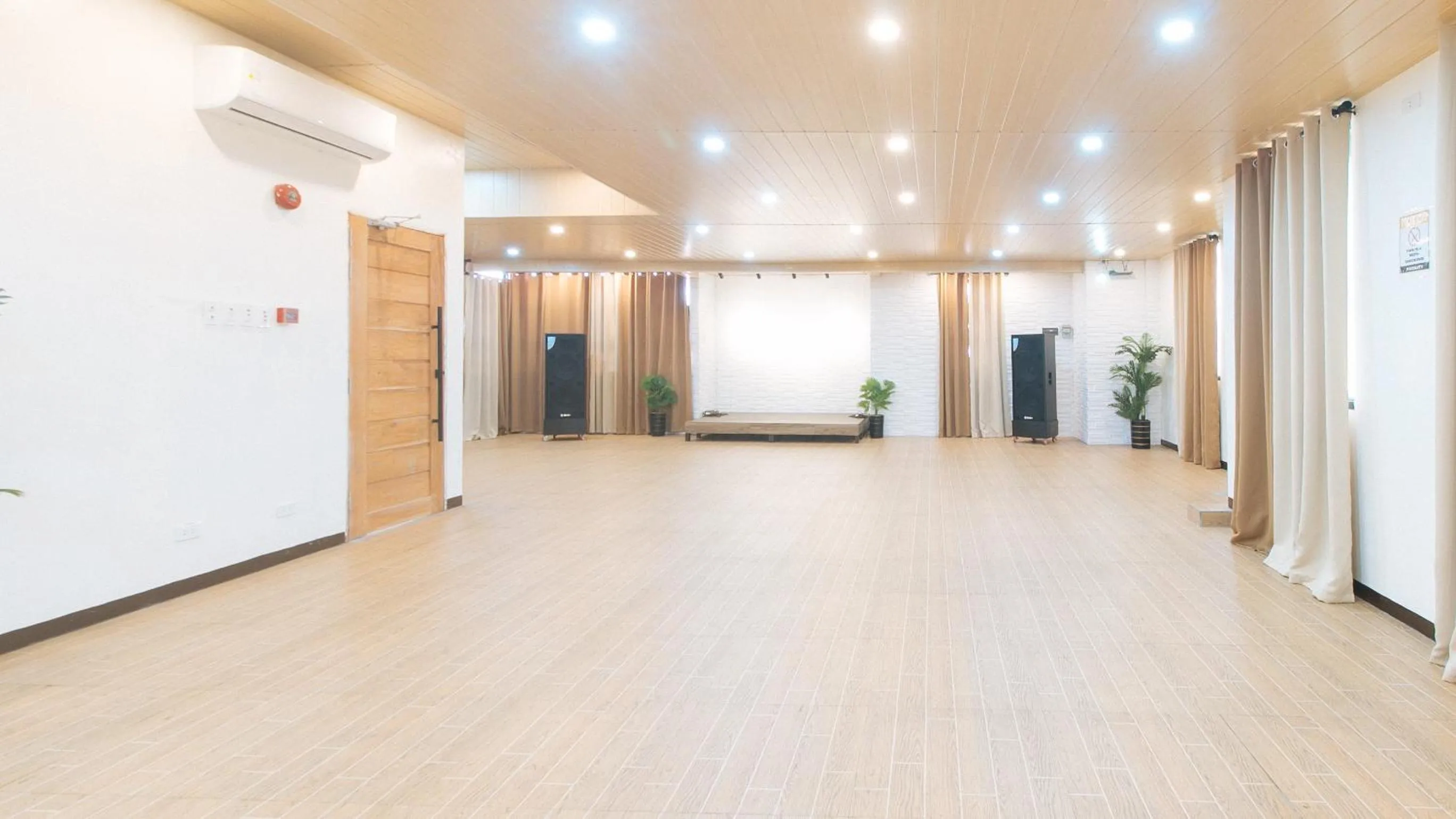 Meeting/conference room in RedDoorz at RJs Bldg near Lyceum Gen Trias Cavite