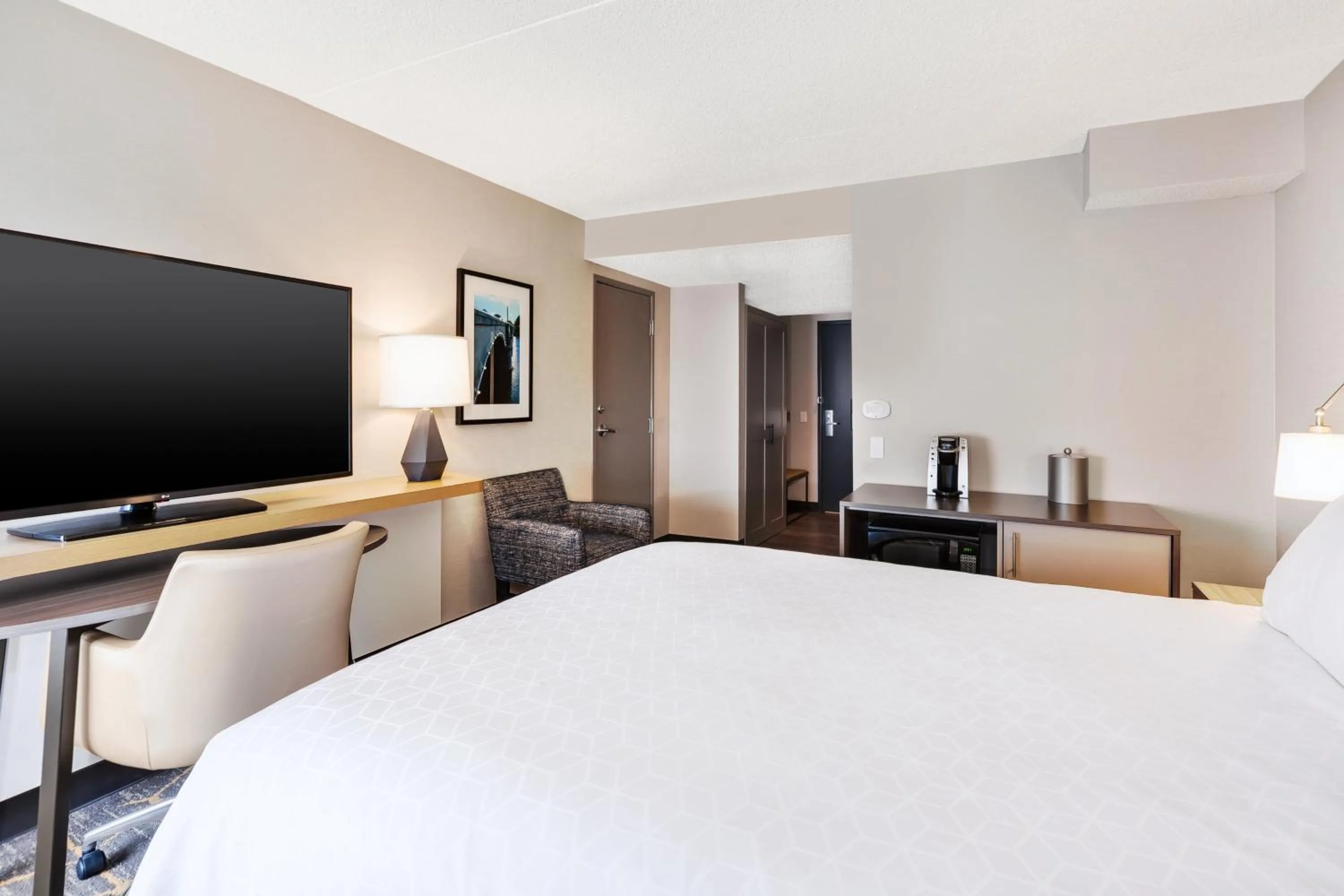 Photo of the whole room, Bed in Holiday Inn Grand Rapids Downtown by IHG