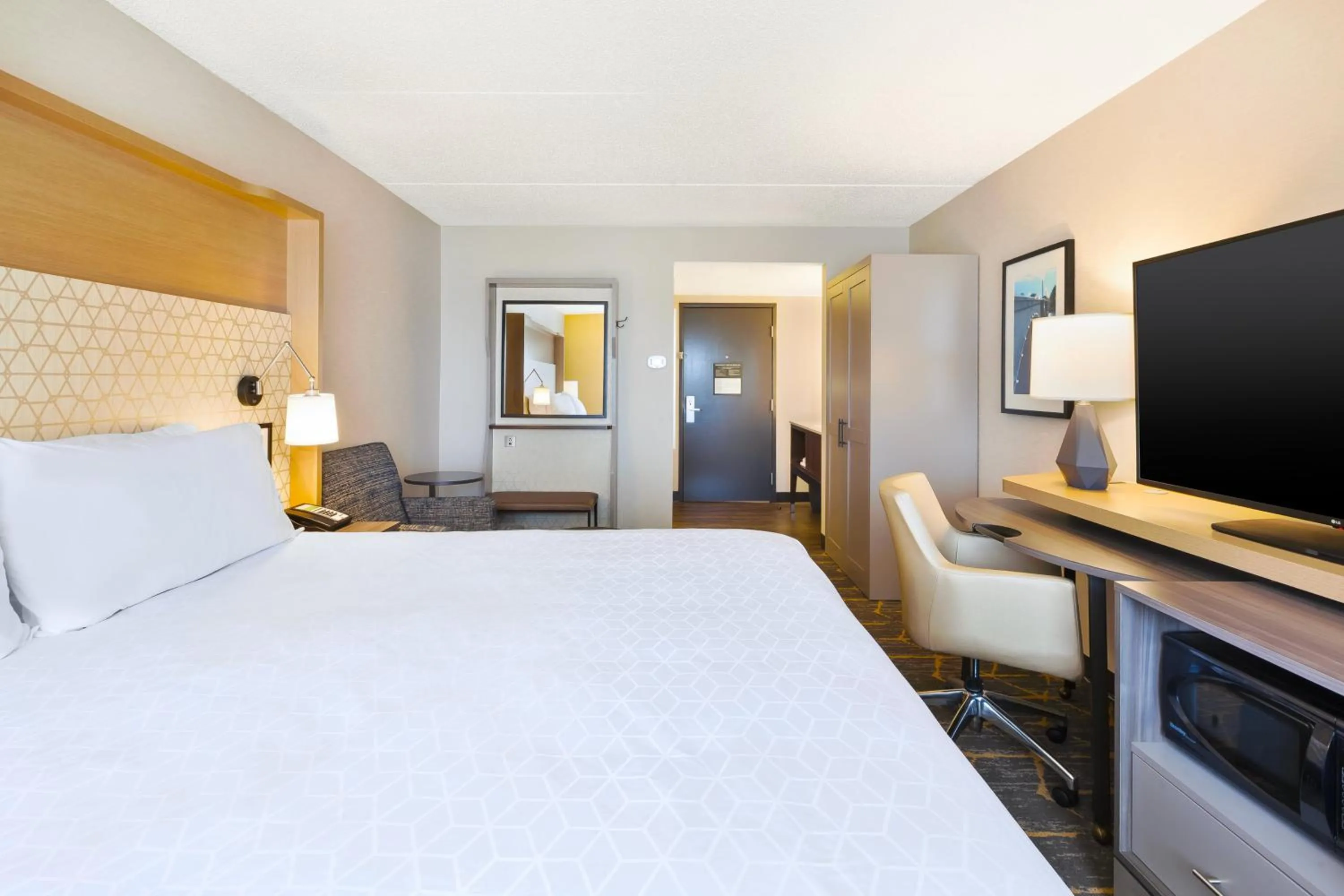 Photo of the whole room, Bed in Holiday Inn Grand Rapids Downtown by IHG