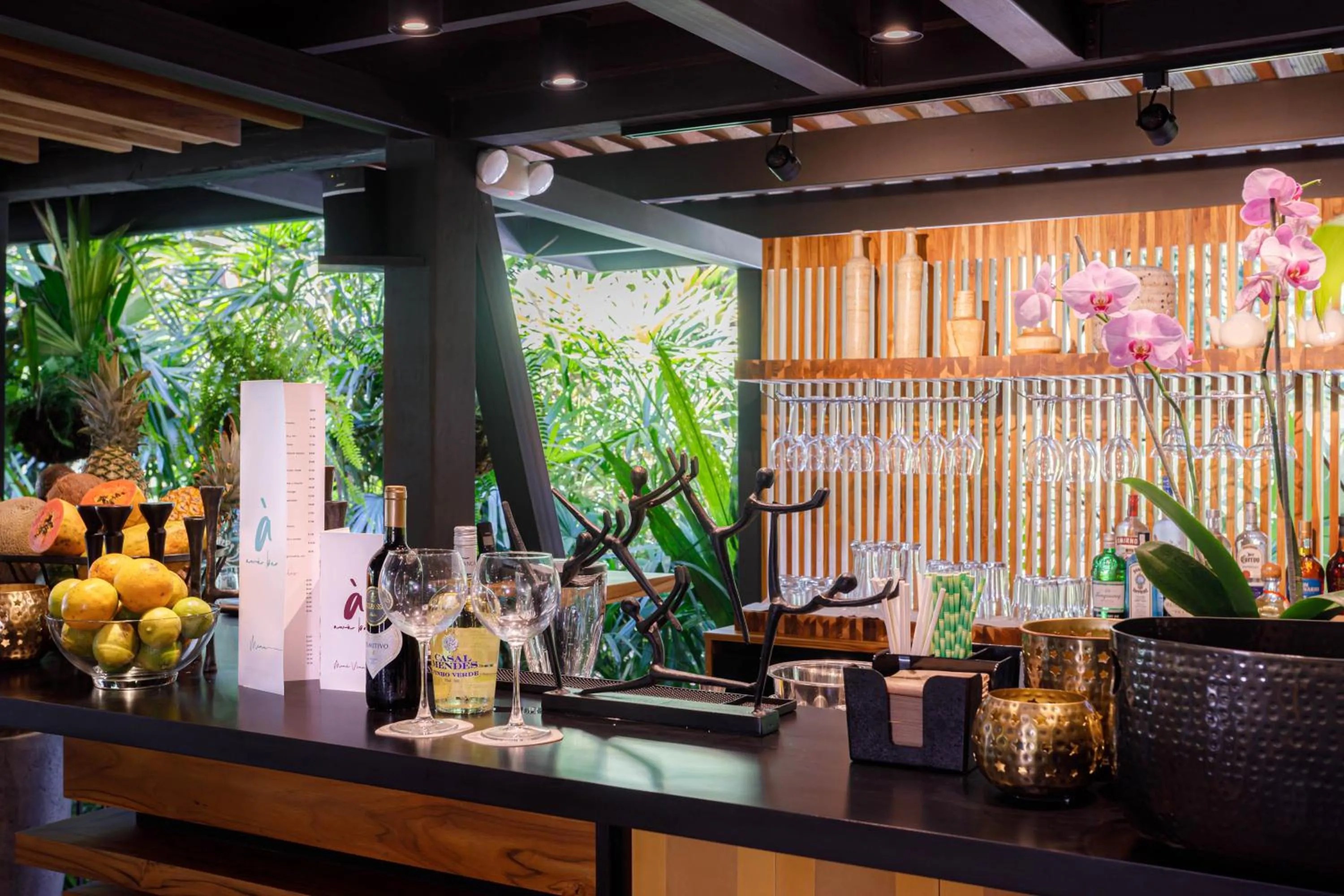 Lounge or bar in awā Beachfront Hotel