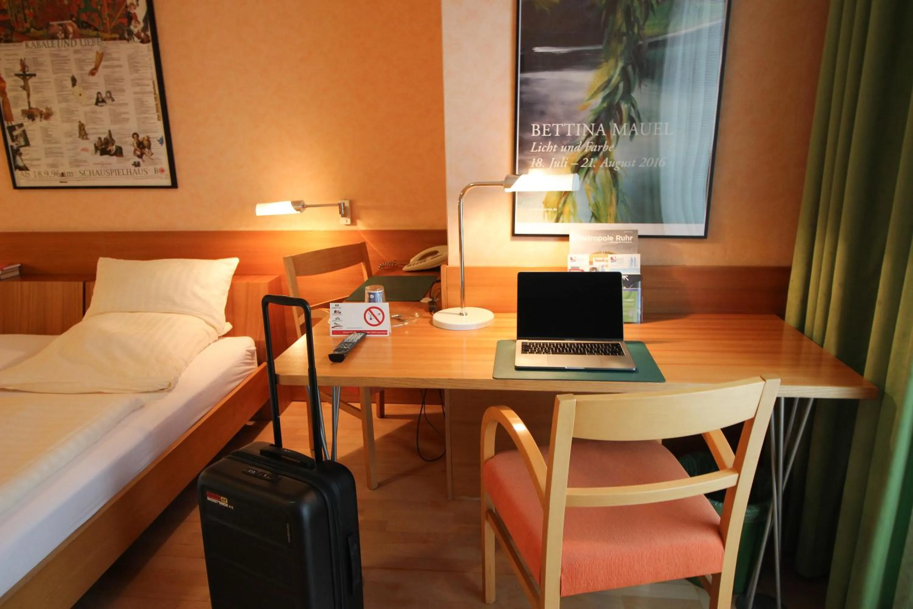 Photo of the whole room, Bed in An der Persiluhr Stadt-gut-Hotel