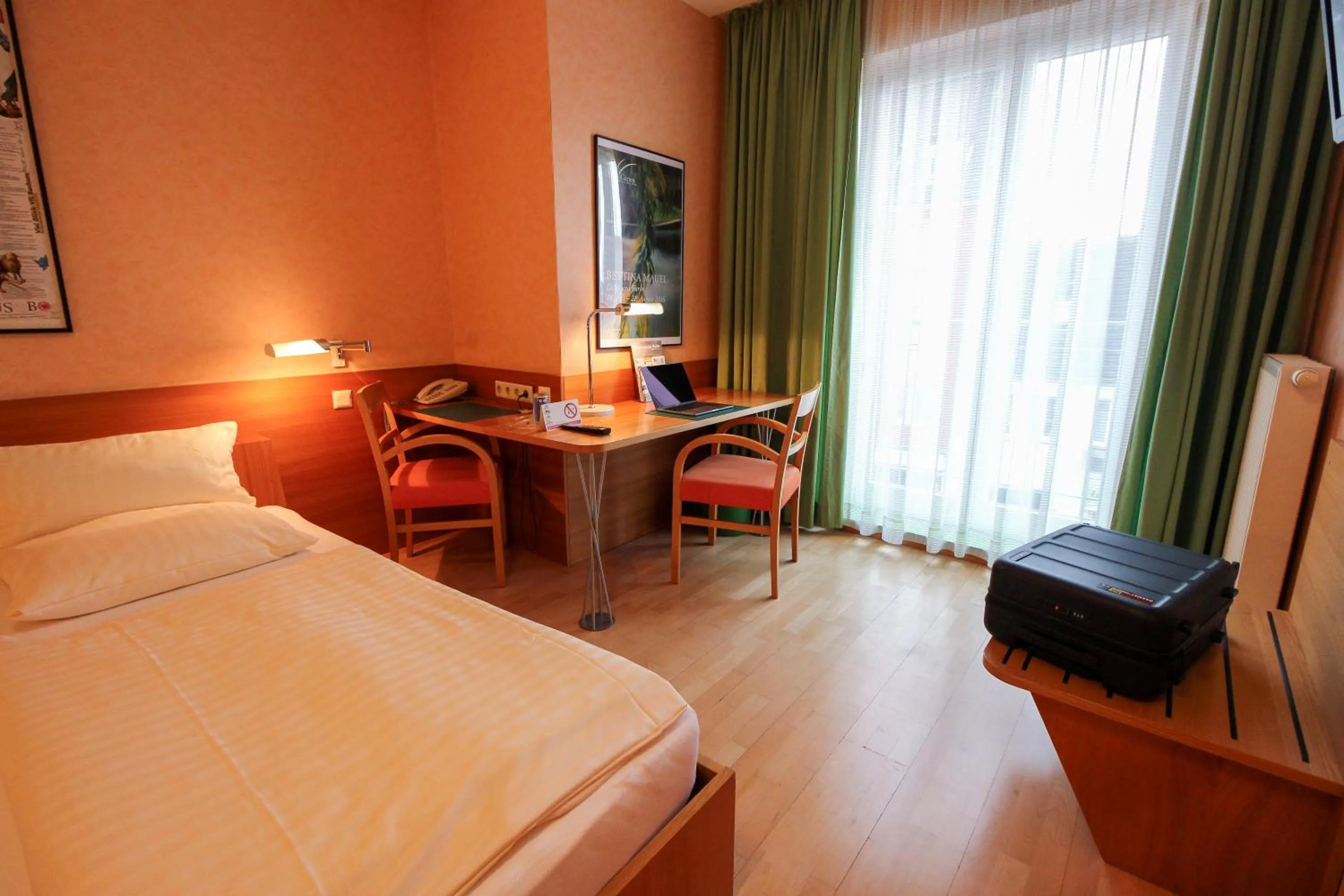 Photo of the whole room, Bed in An der Persiluhr Stadt-gut-Hotel