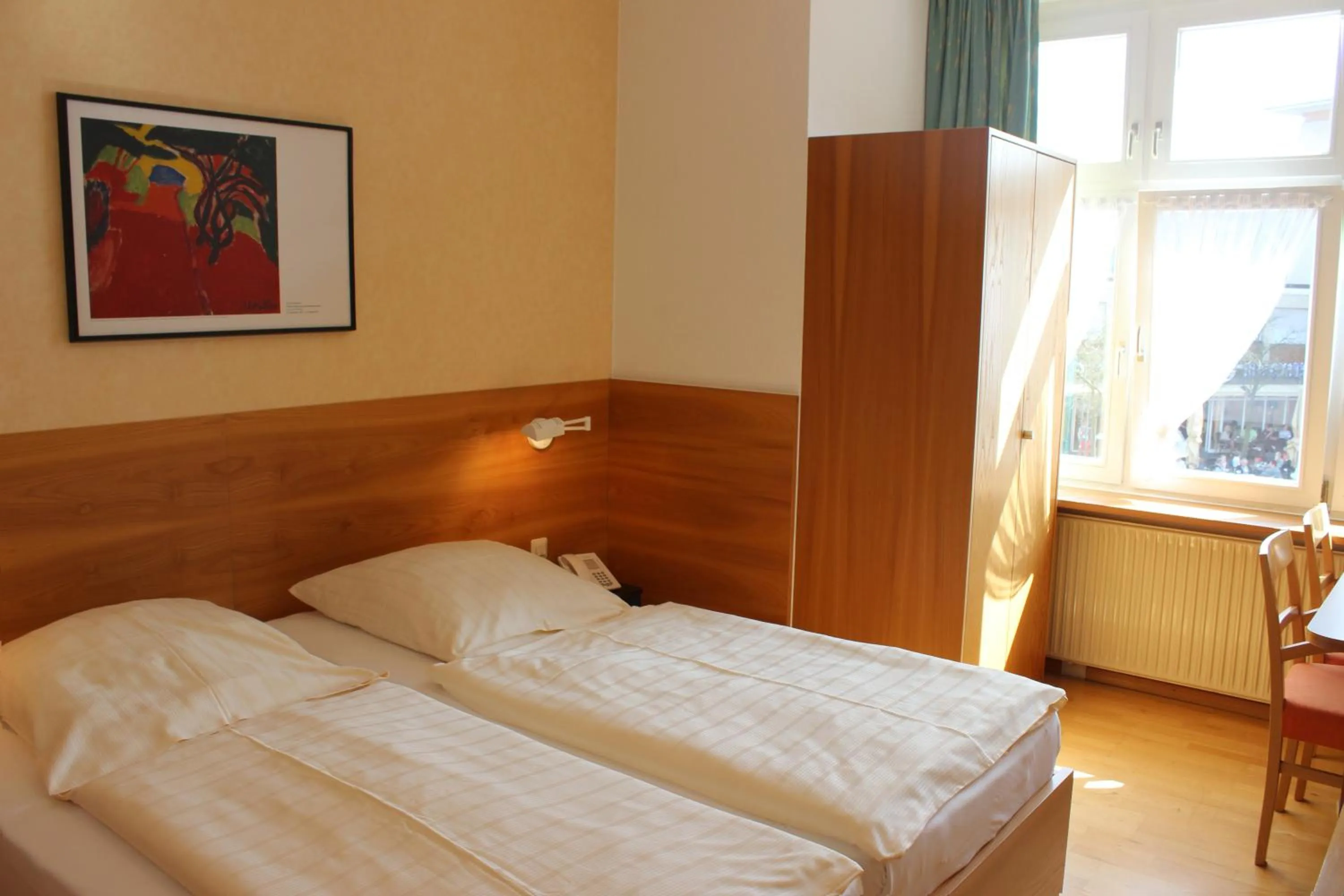 Photo of the whole room, Bed in An der Persiluhr Stadt-gut-Hotel