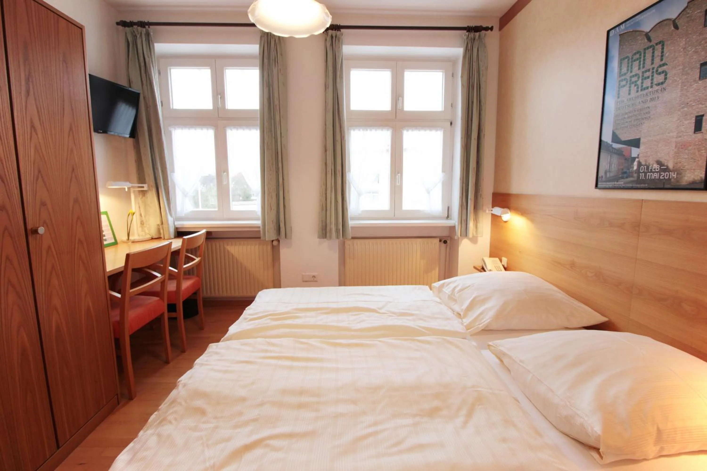 Photo of the whole room, Bed in An der Persiluhr Stadt-gut-Hotel