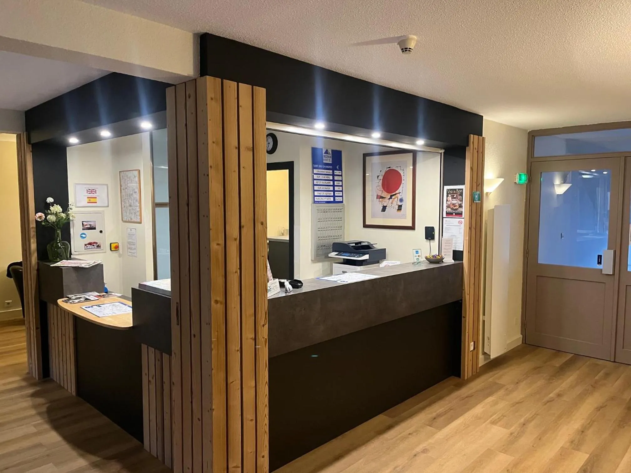 Lobby or reception in Brit Hotel Confort Deltour Mende