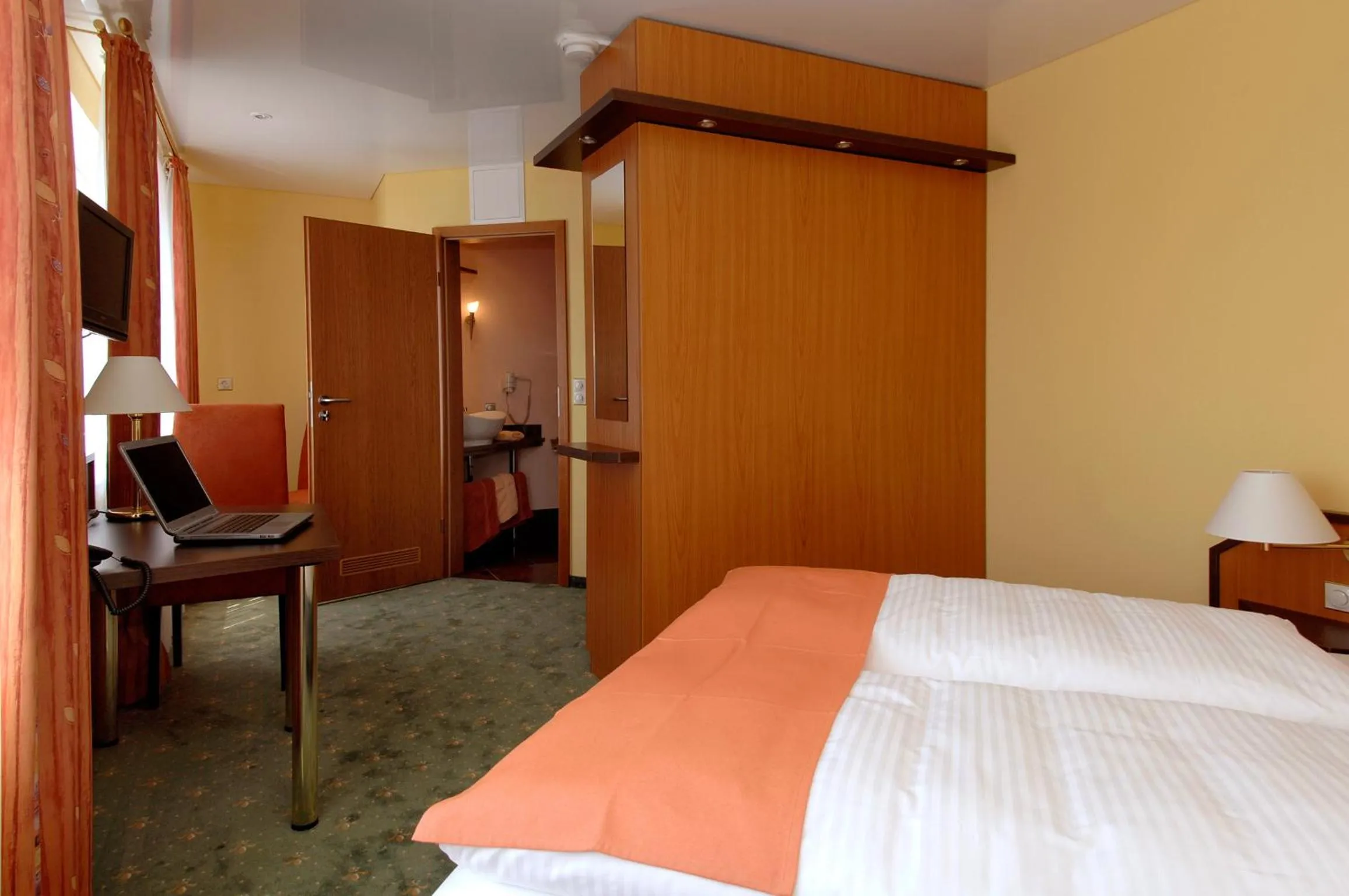 Photo of the whole room, Bed in Hotel Sperling mit E-Ladestation