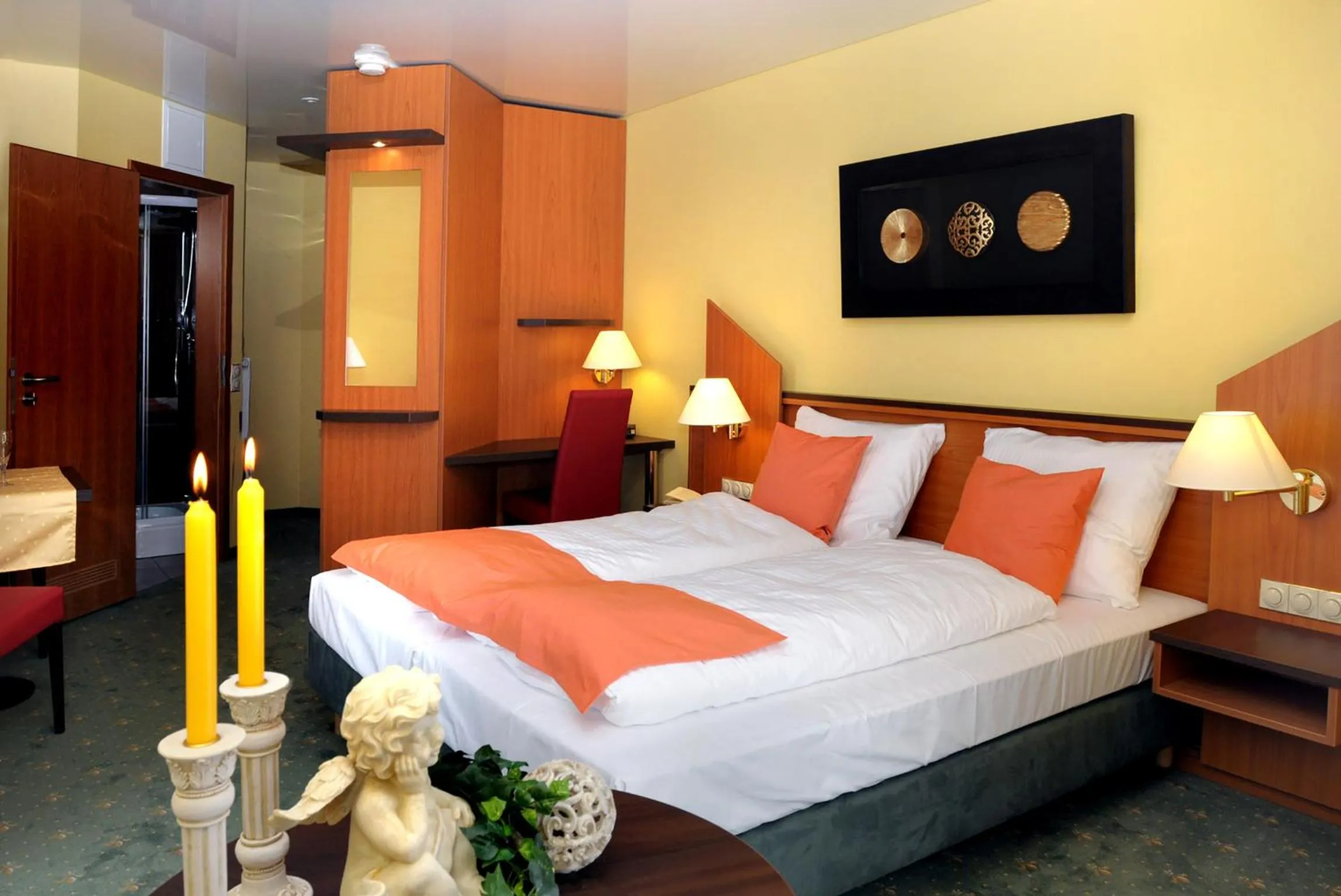 Photo of the whole room, Bed in Hotel Sperling mit E-Ladestation