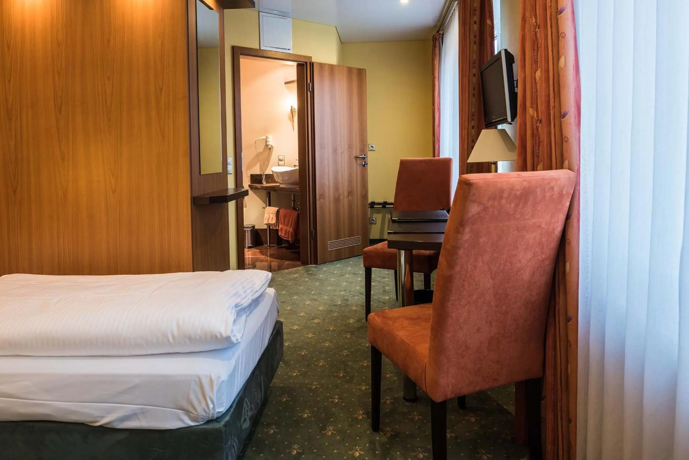 Photo of the whole room, Bed in Hotel Sperling mit E-Ladestation