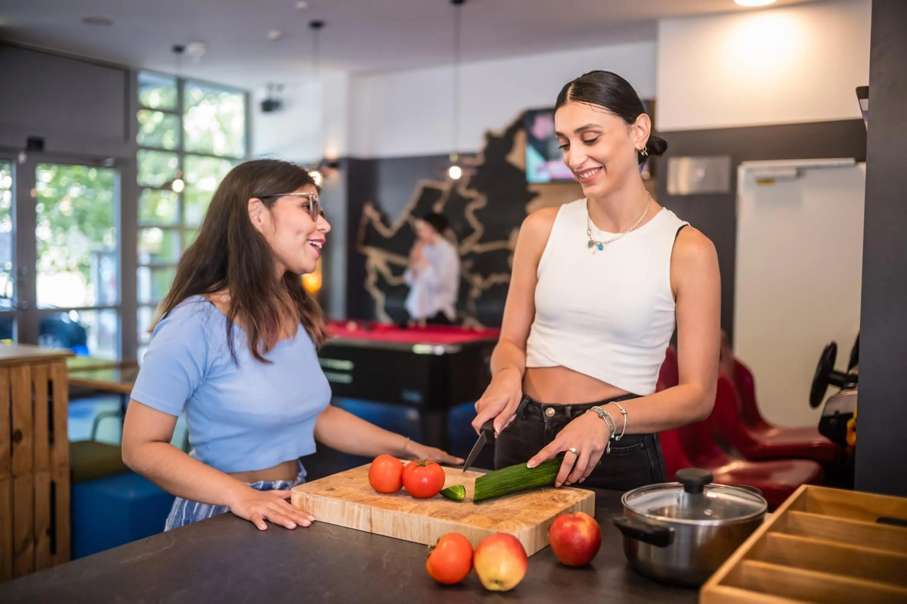 Communal kitchen in MEININGER Hotel Hamburg City Center