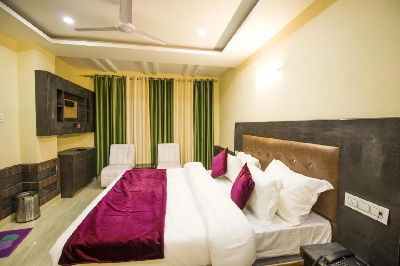 Bedroom, Bed in Vella Marina Group of Hotels Mount# Best Comfort Hotel#Free Parking-cricket stadium 10 km-Mcleodganj 2 km- Bhagsunag 4 km