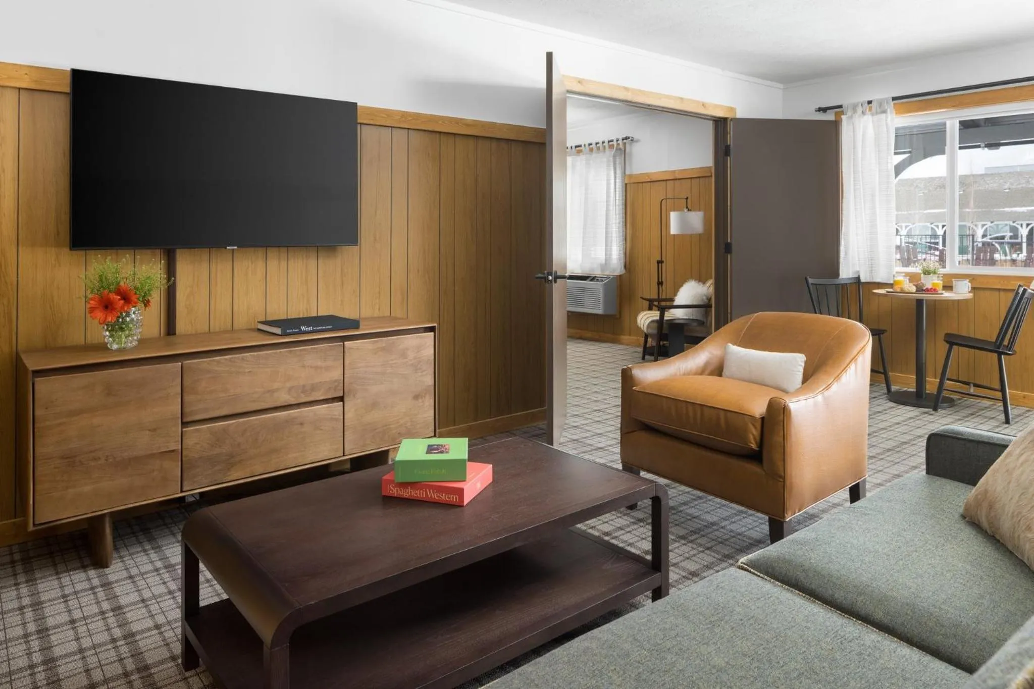 Photo of the whole room in The Virginian Lodge