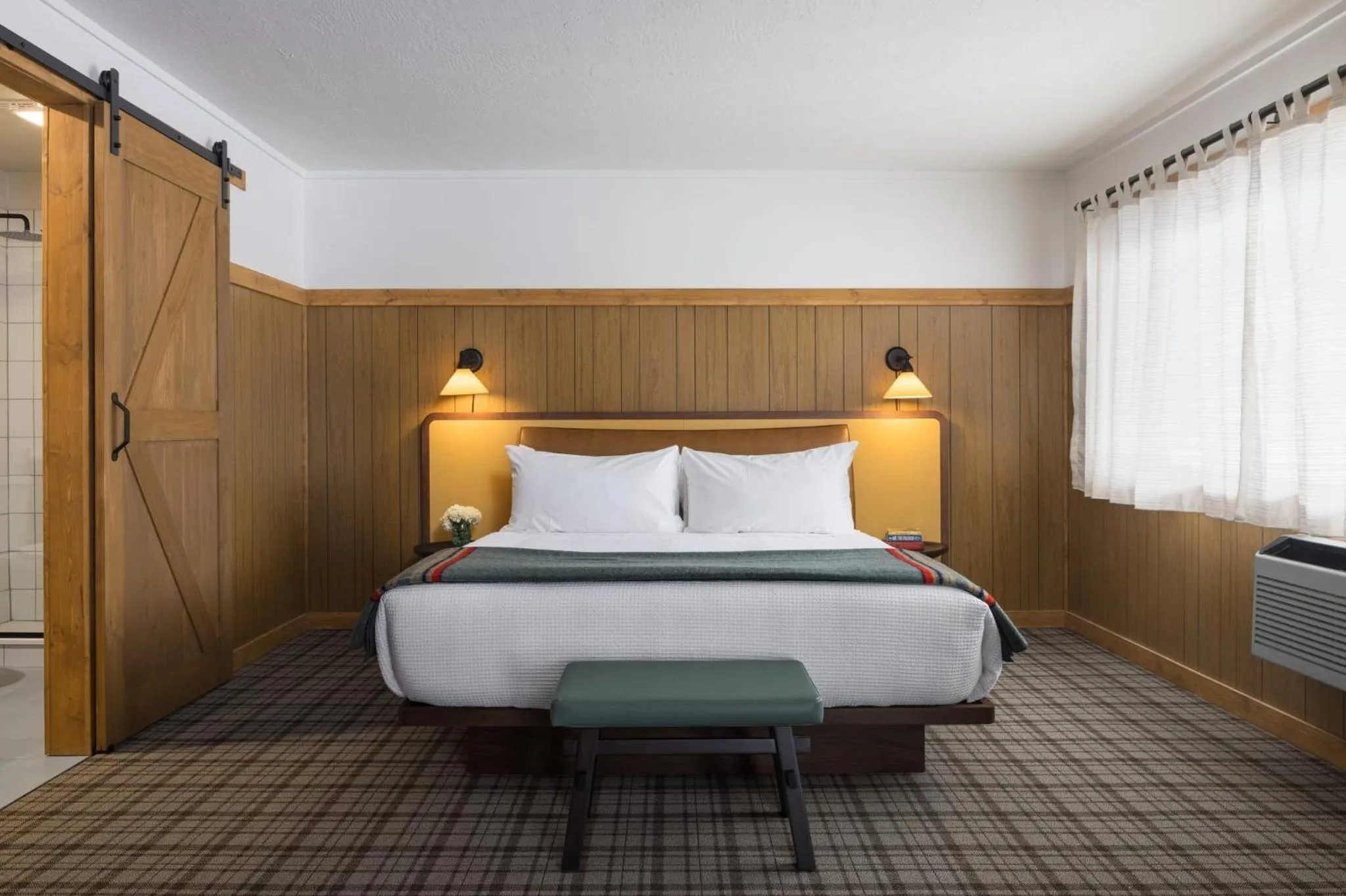 Photo of the whole room, Bed in The Virginian Lodge