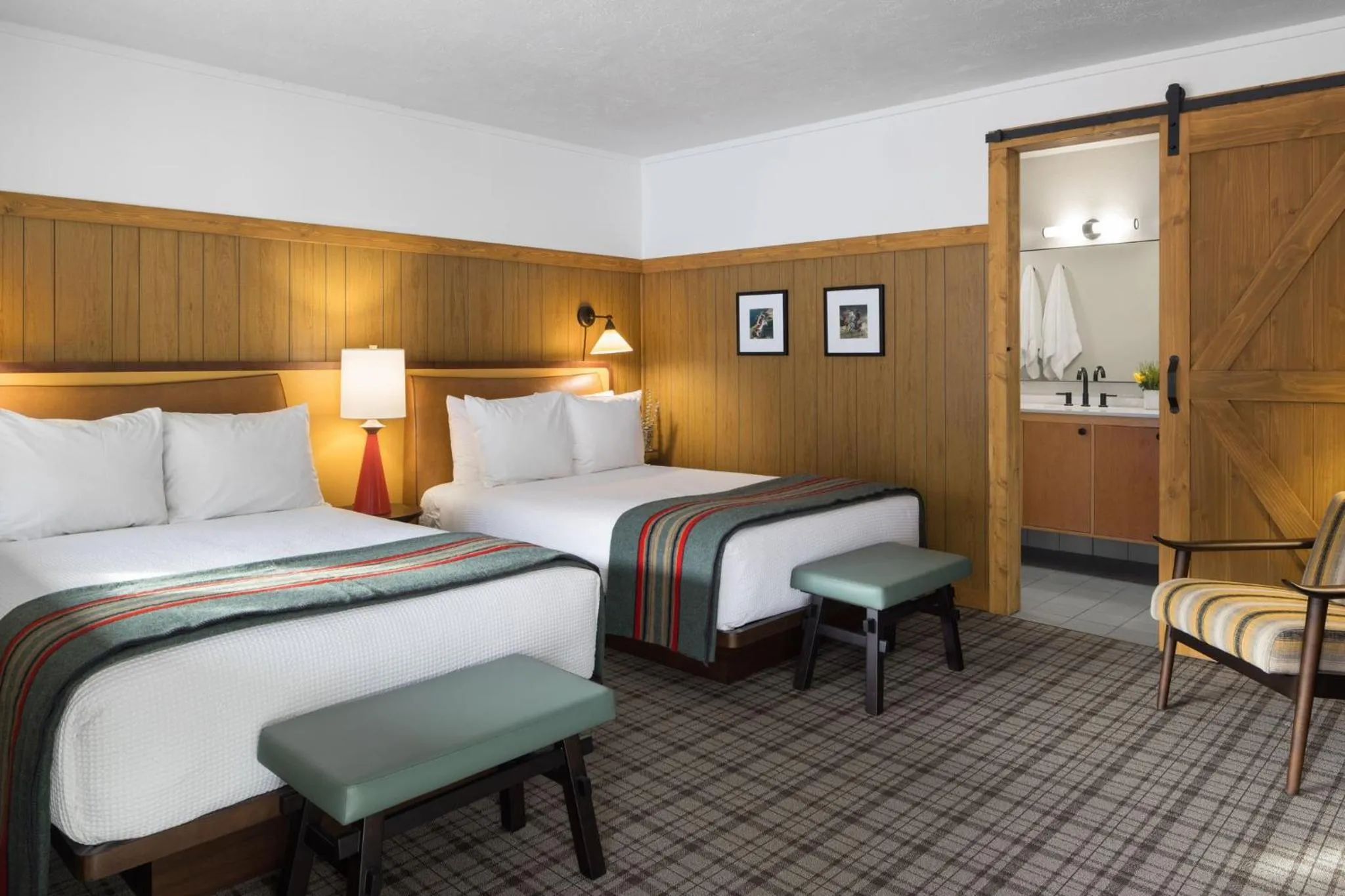 Photo of the whole room, Bed in The Virginian Lodge