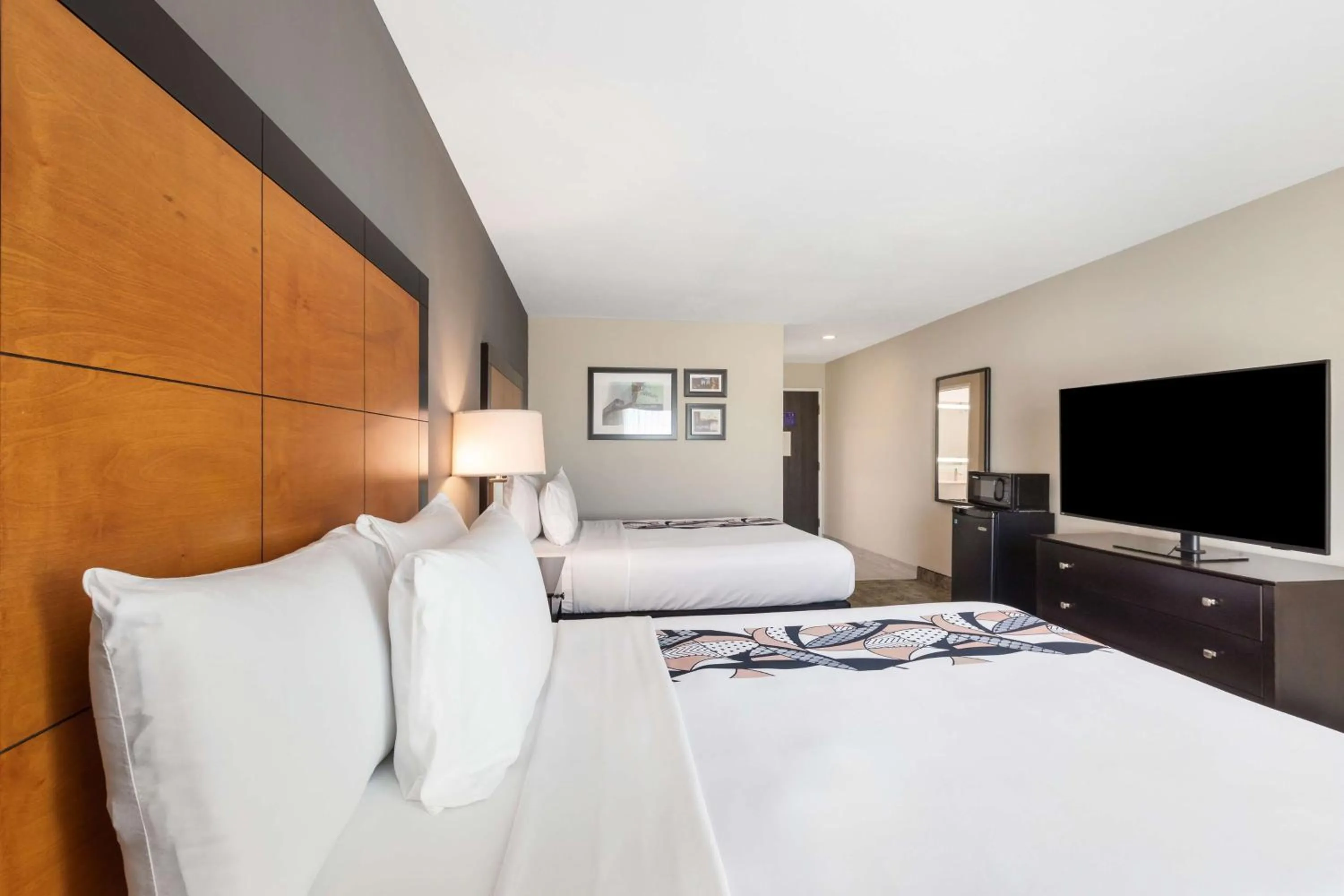 Bedroom, Bed in Best Western Inn & Suites - Midway Airport